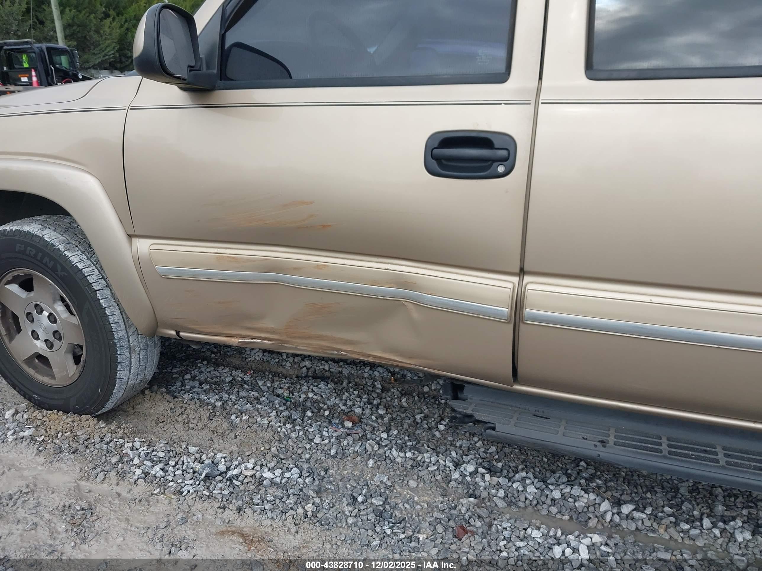 CHEVROLET SUBURBAN image 6