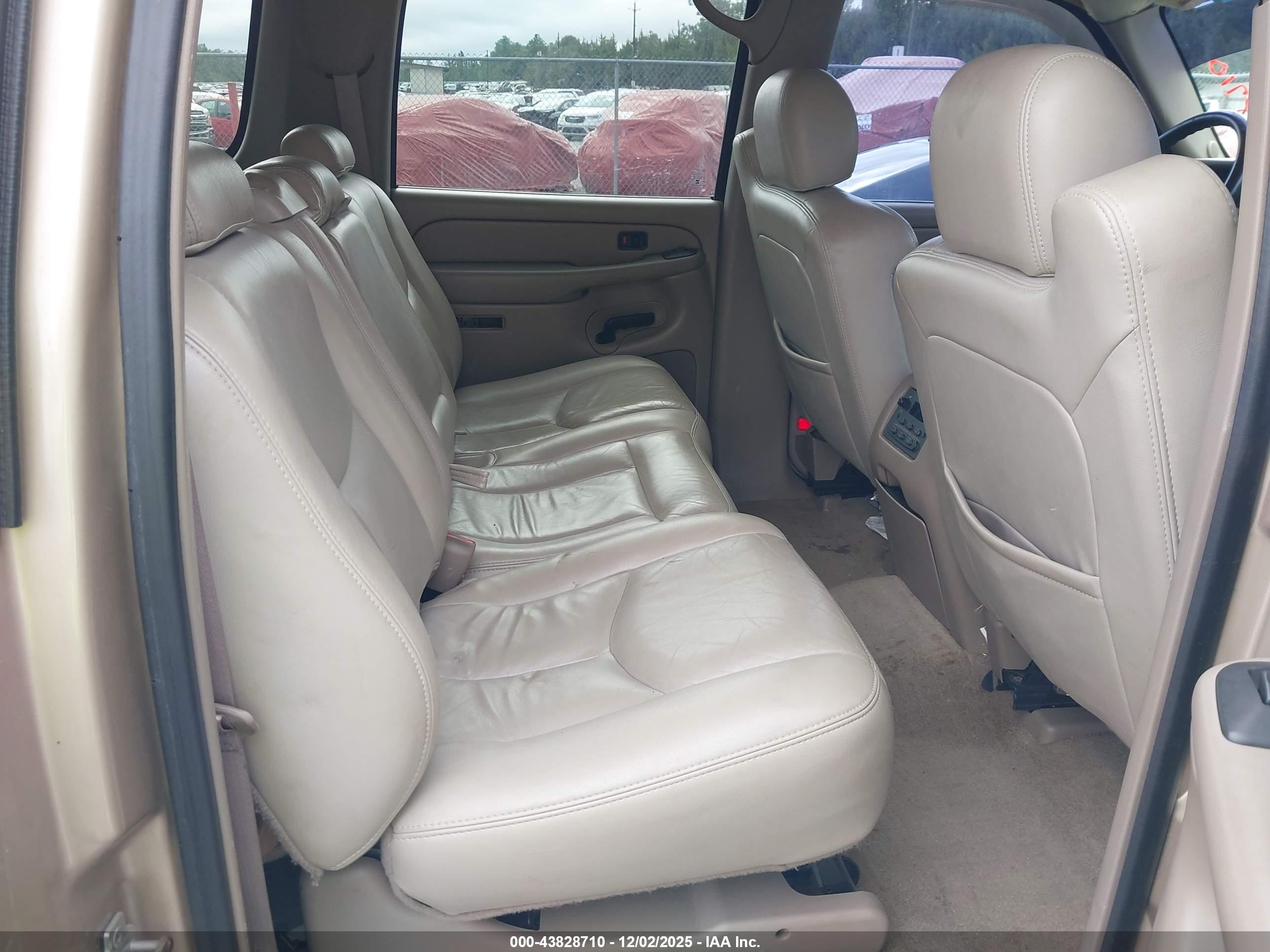 CHEVROLET SUBURBAN image 8