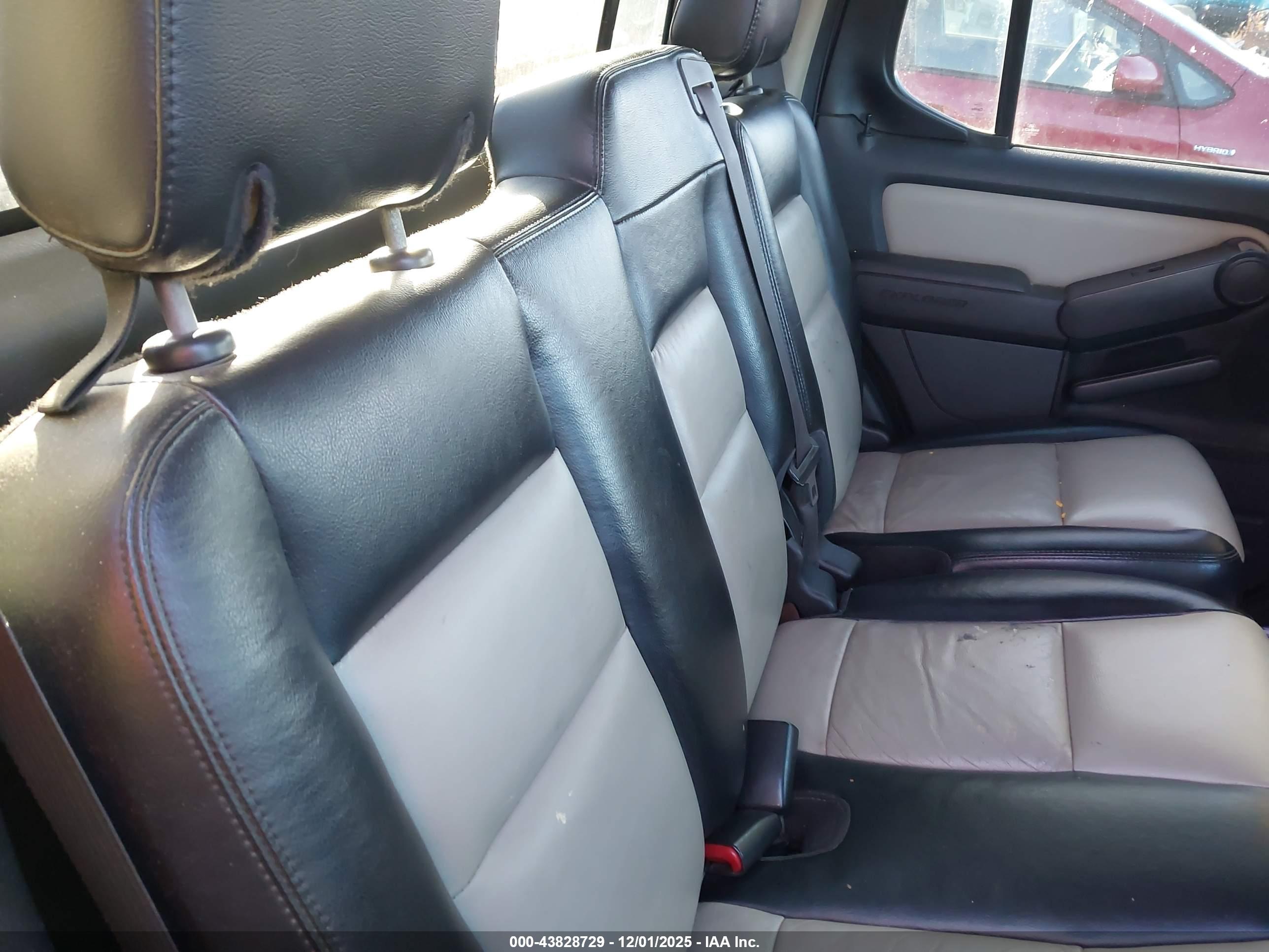 FORD EXPLORER image 8