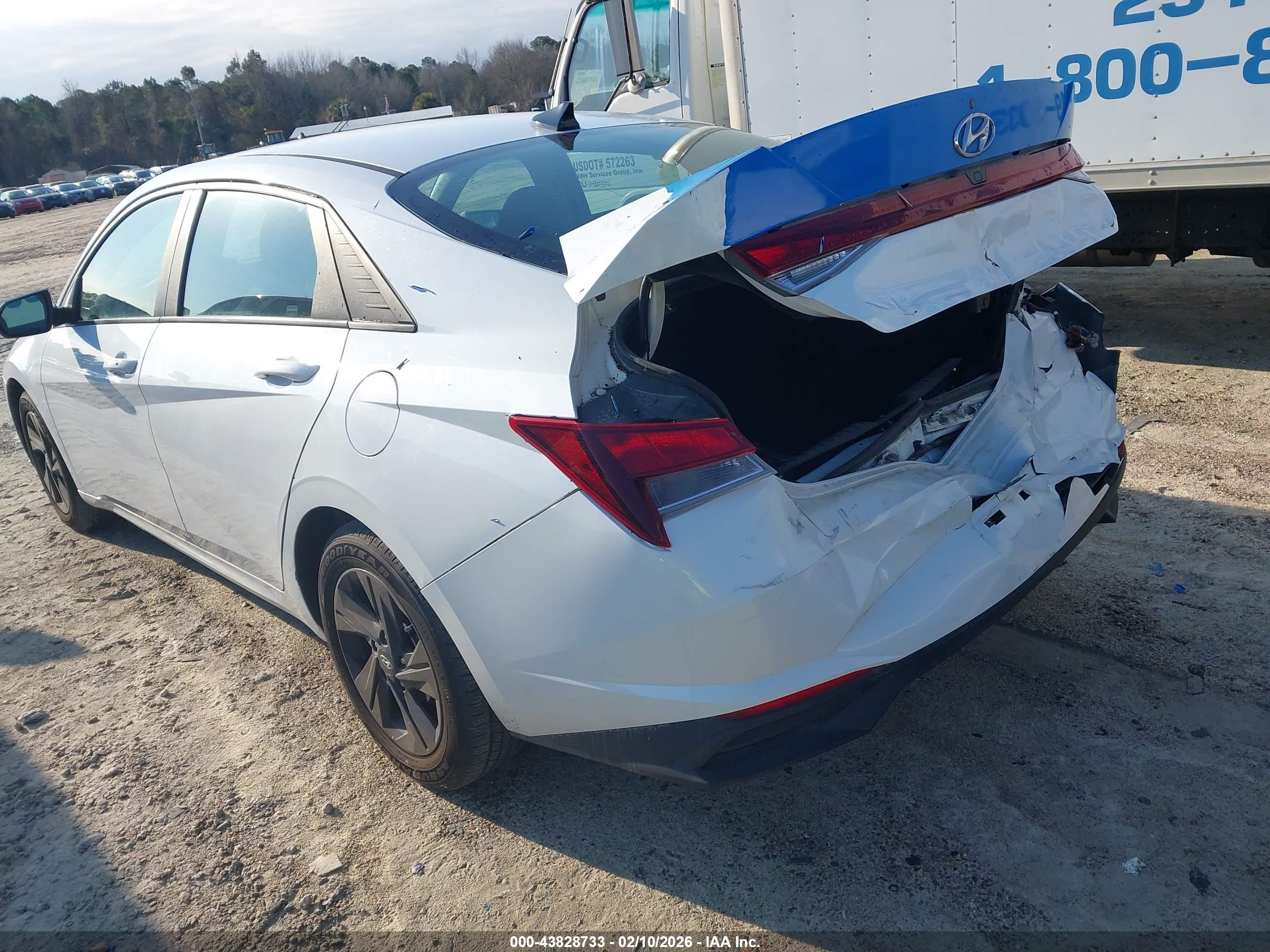 HYUNDAI ELANTRA image 3