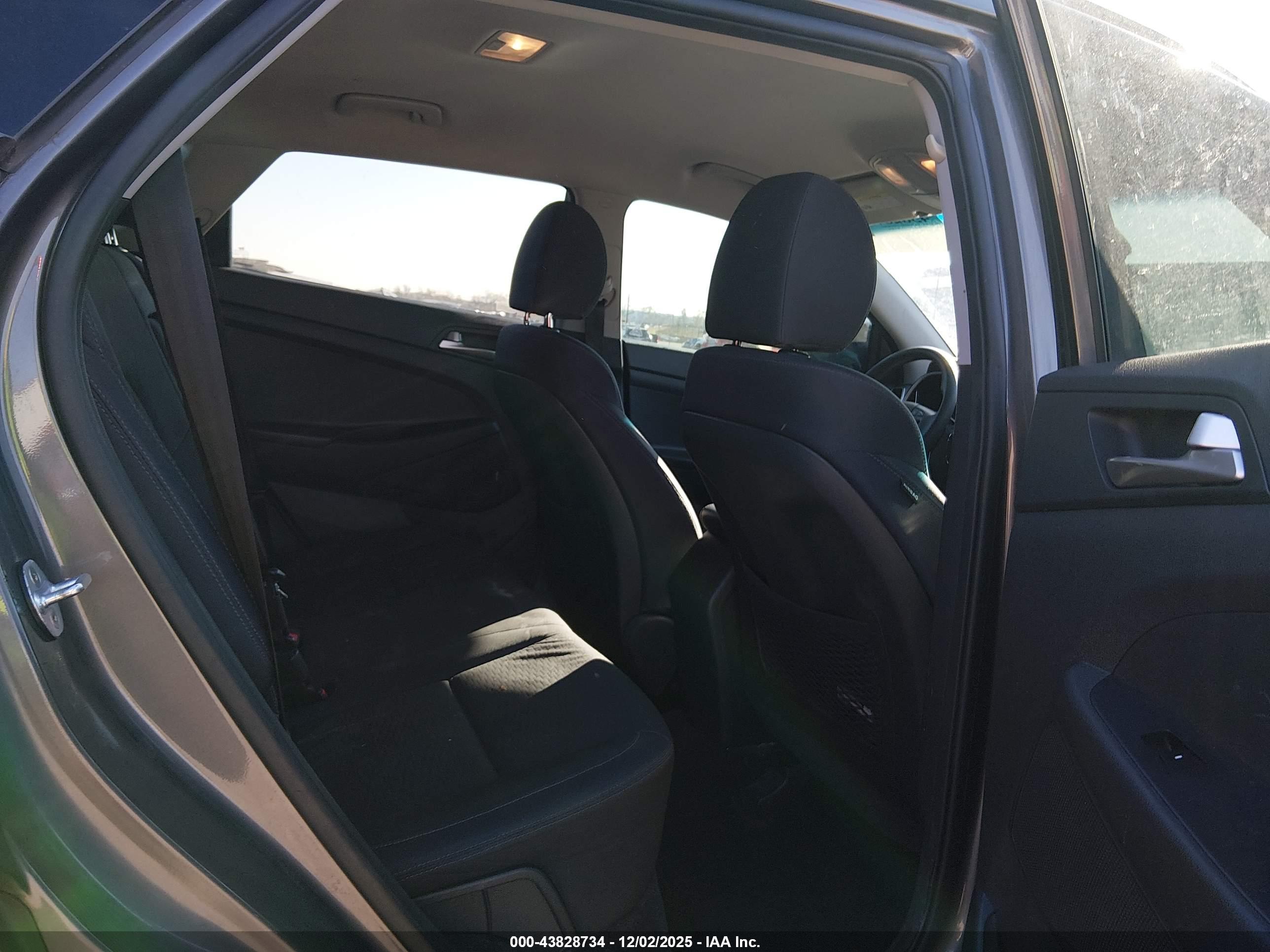 HYUNDAI TUCSON image 8