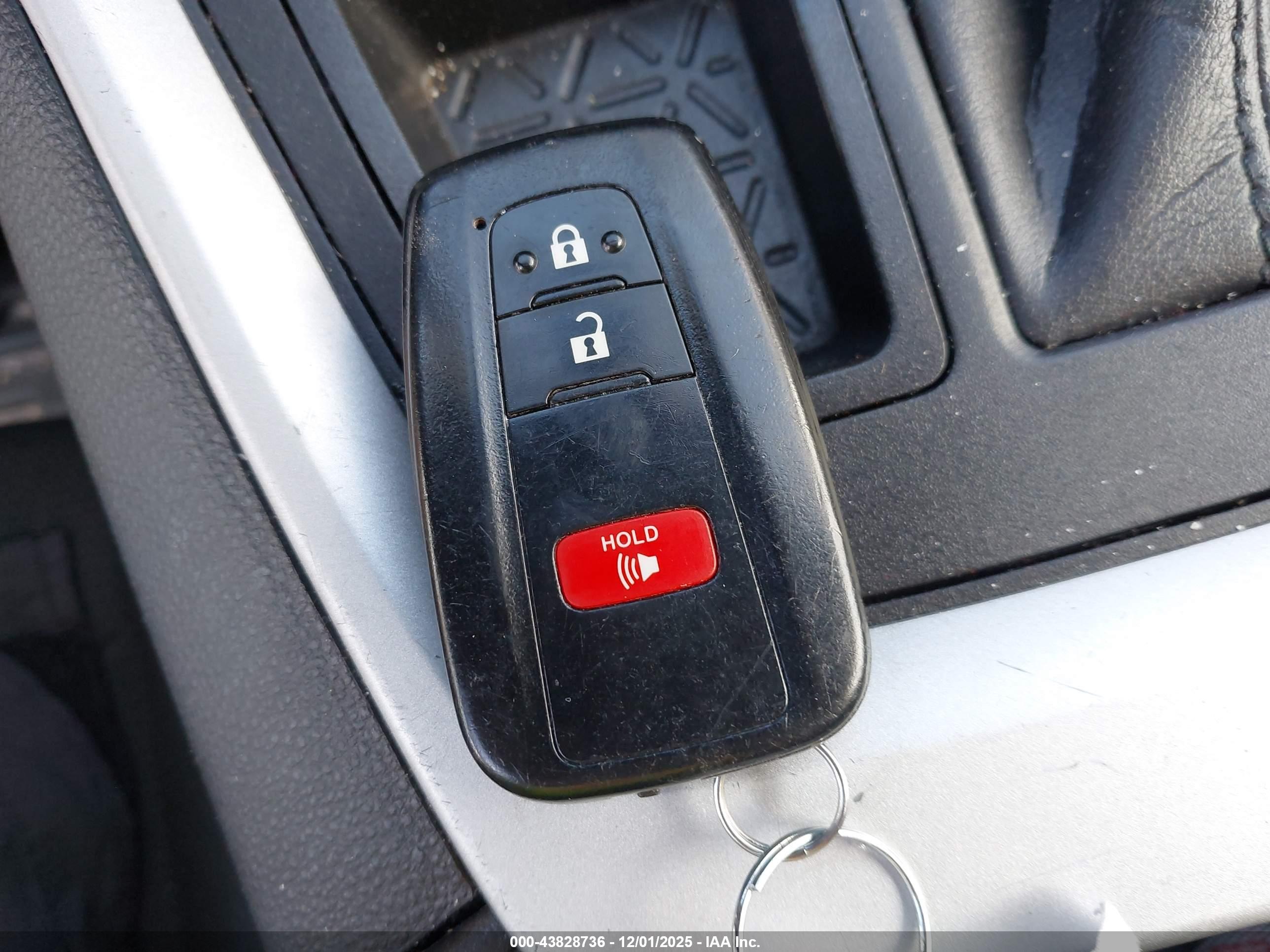 TOYOTA RAV4 image 11