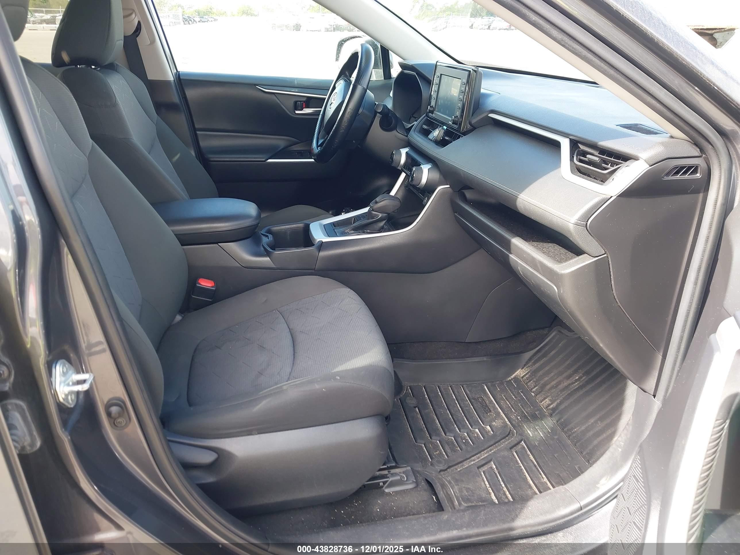 TOYOTA RAV4 image 5