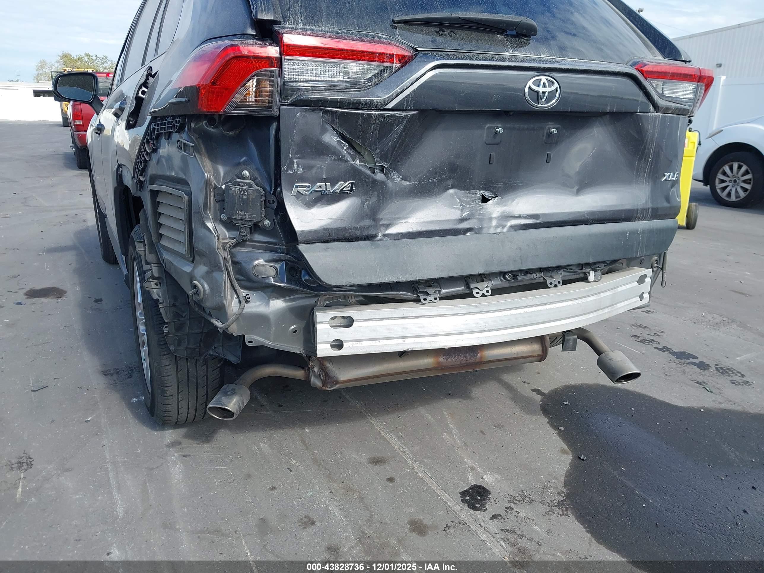 TOYOTA RAV4 image 6