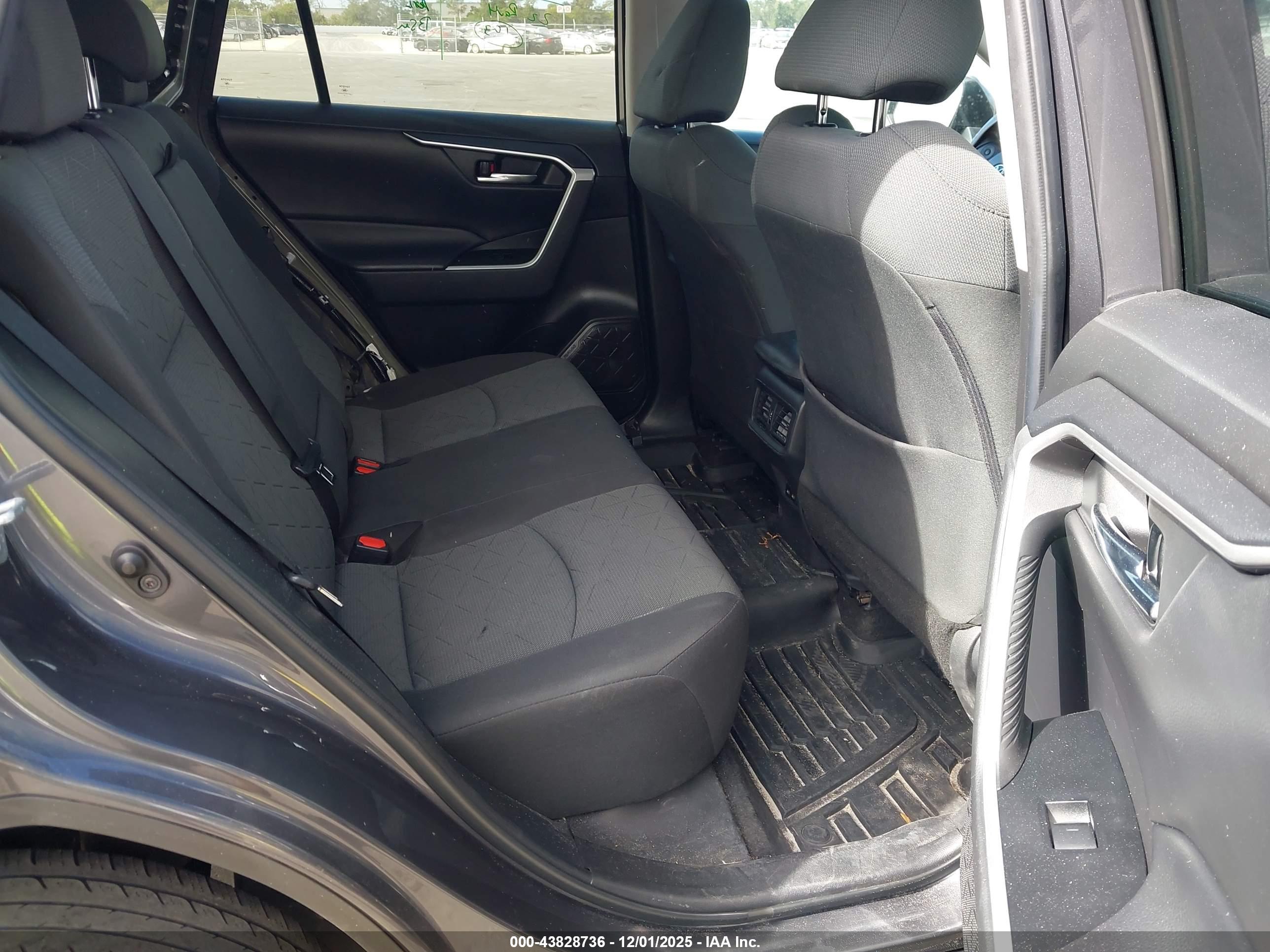 TOYOTA RAV4 image 8