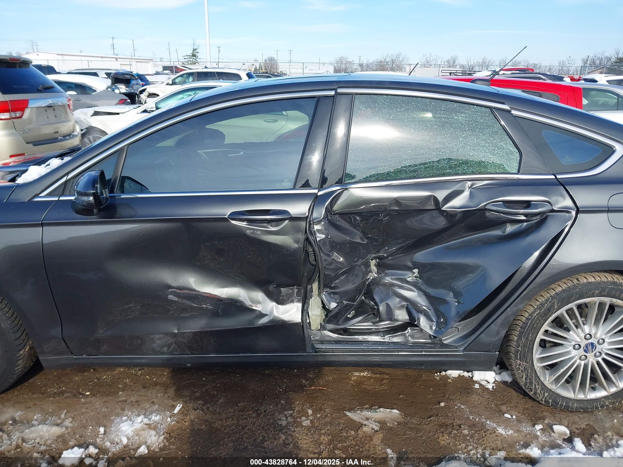 FORD FUSION image 6