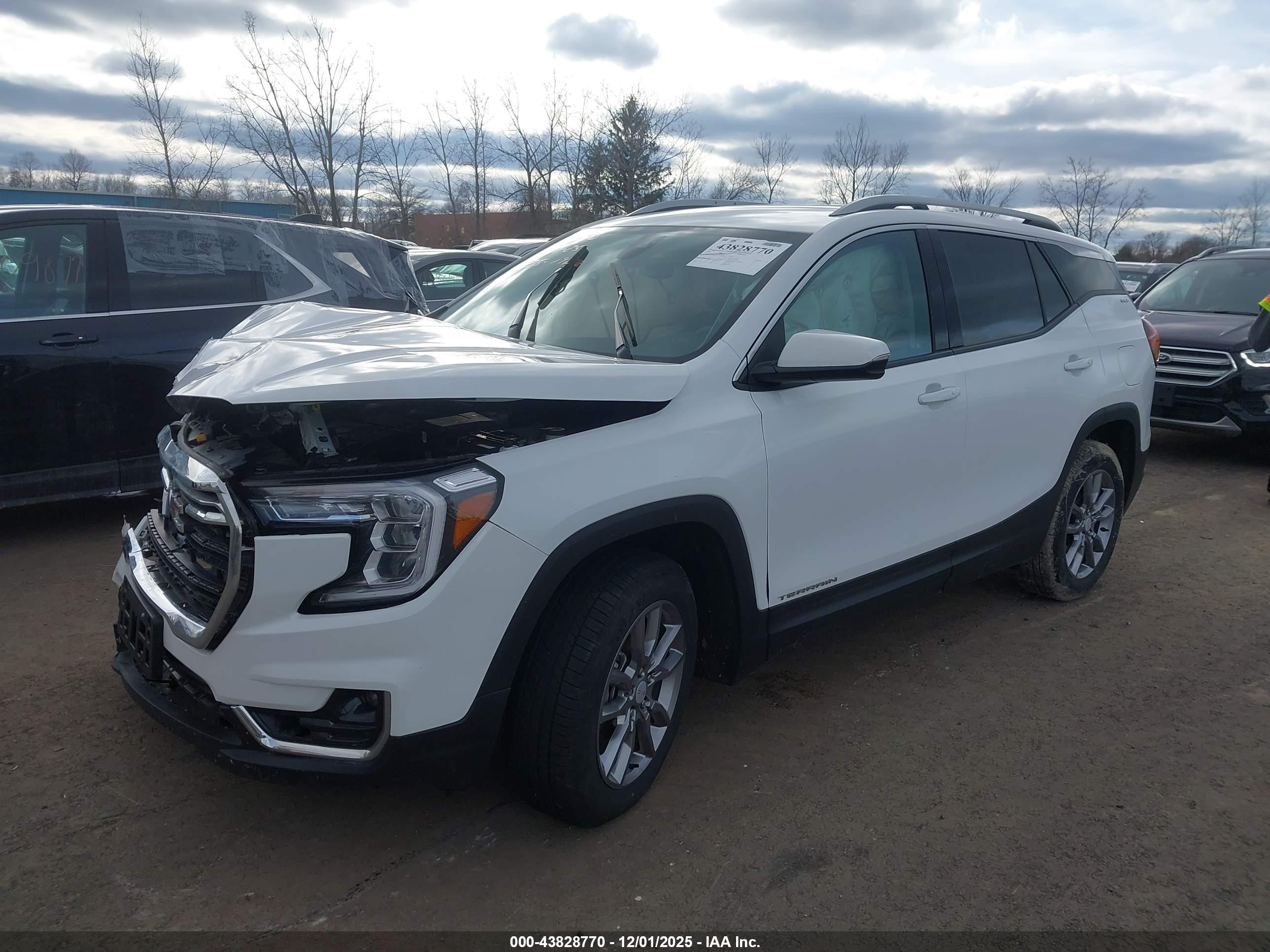 GMC TERRAIN image 2