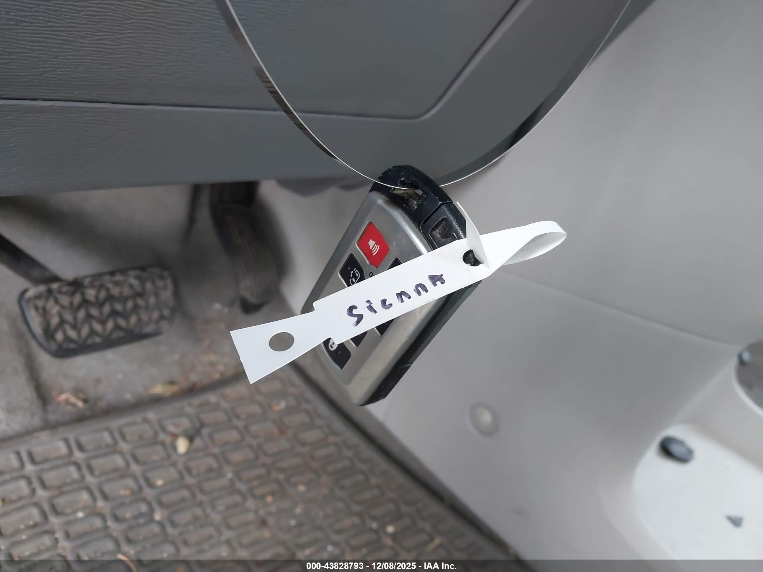 TOYOTA SIENNA image 11