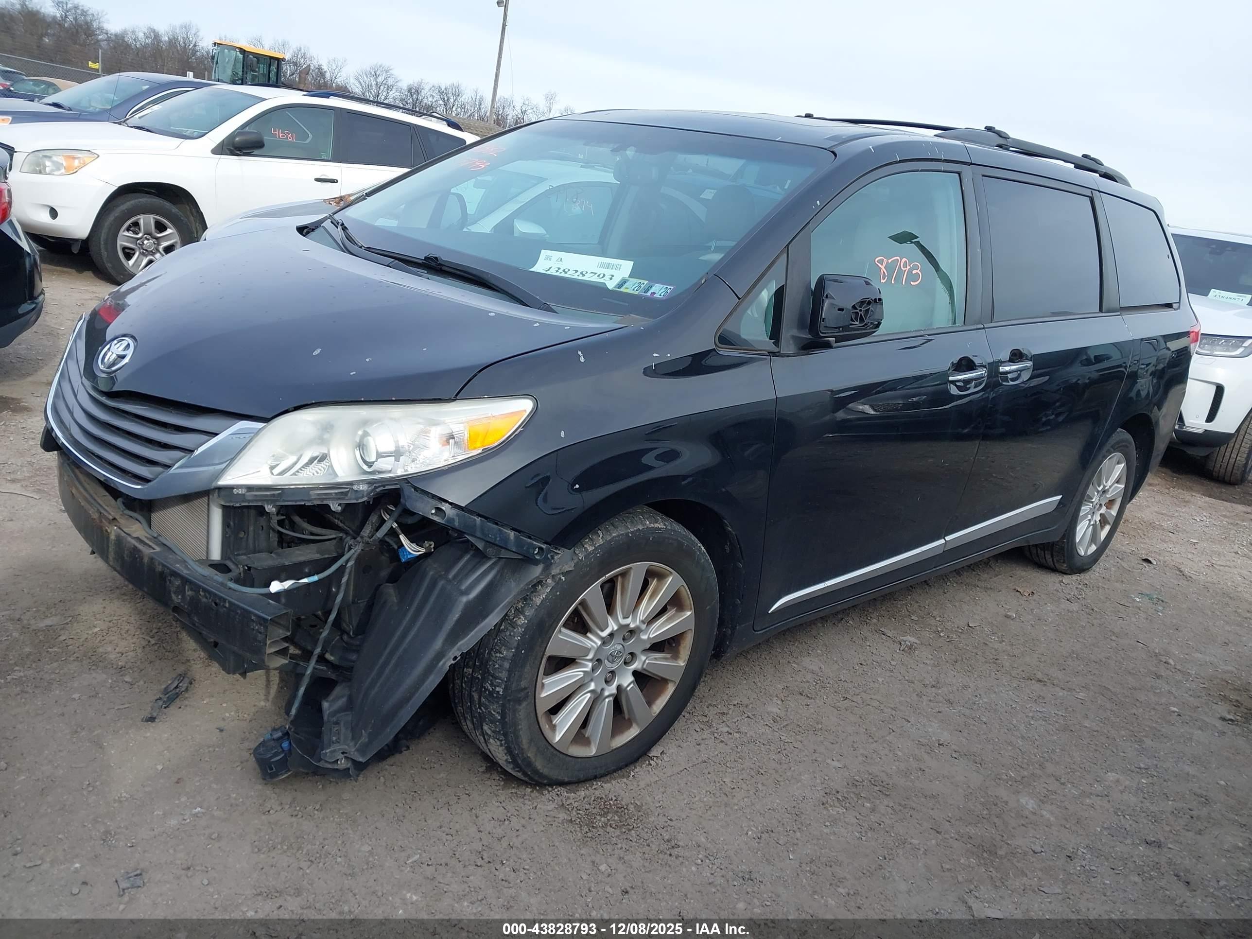 TOYOTA SIENNA image 2