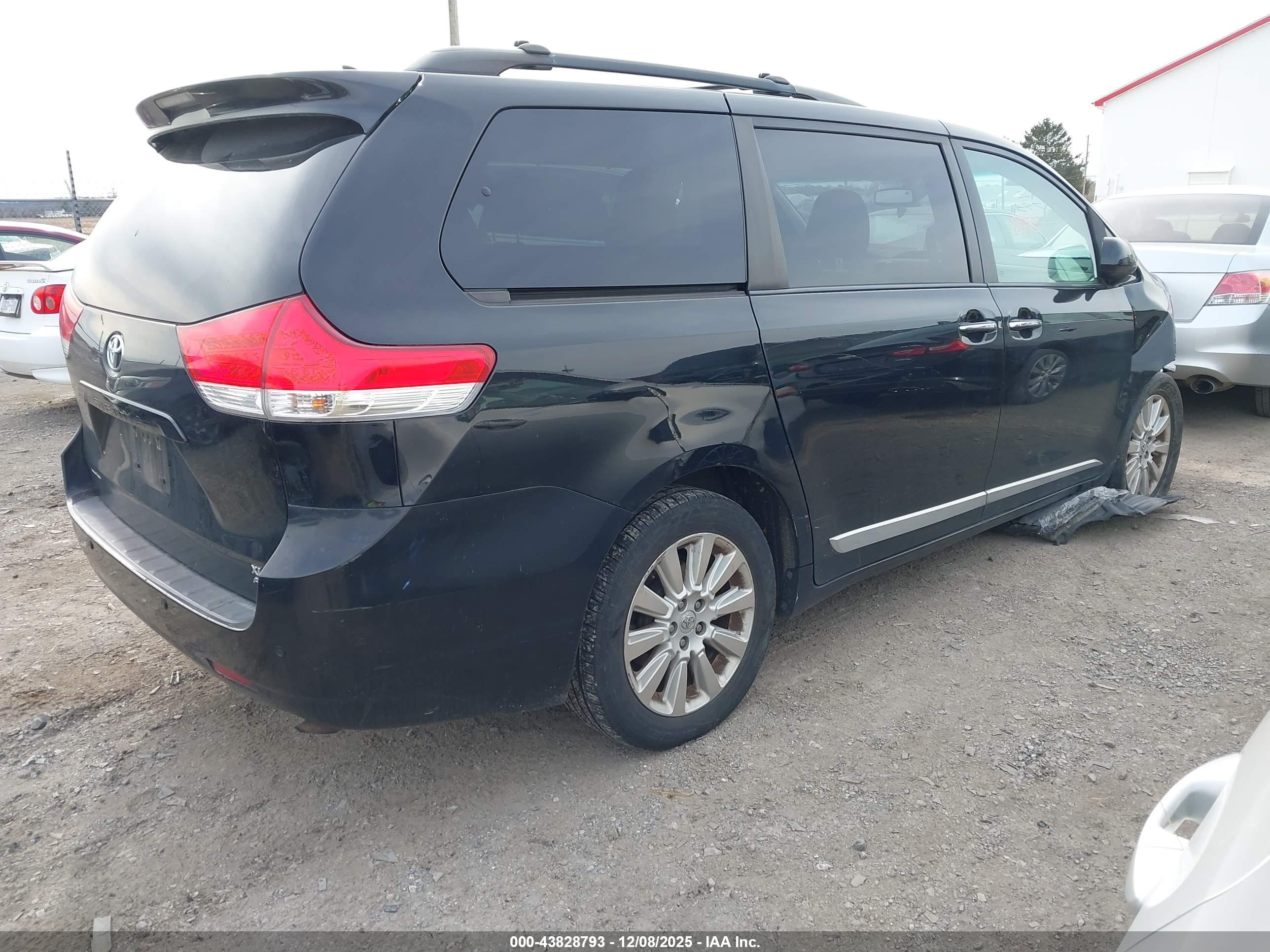 TOYOTA SIENNA image 4