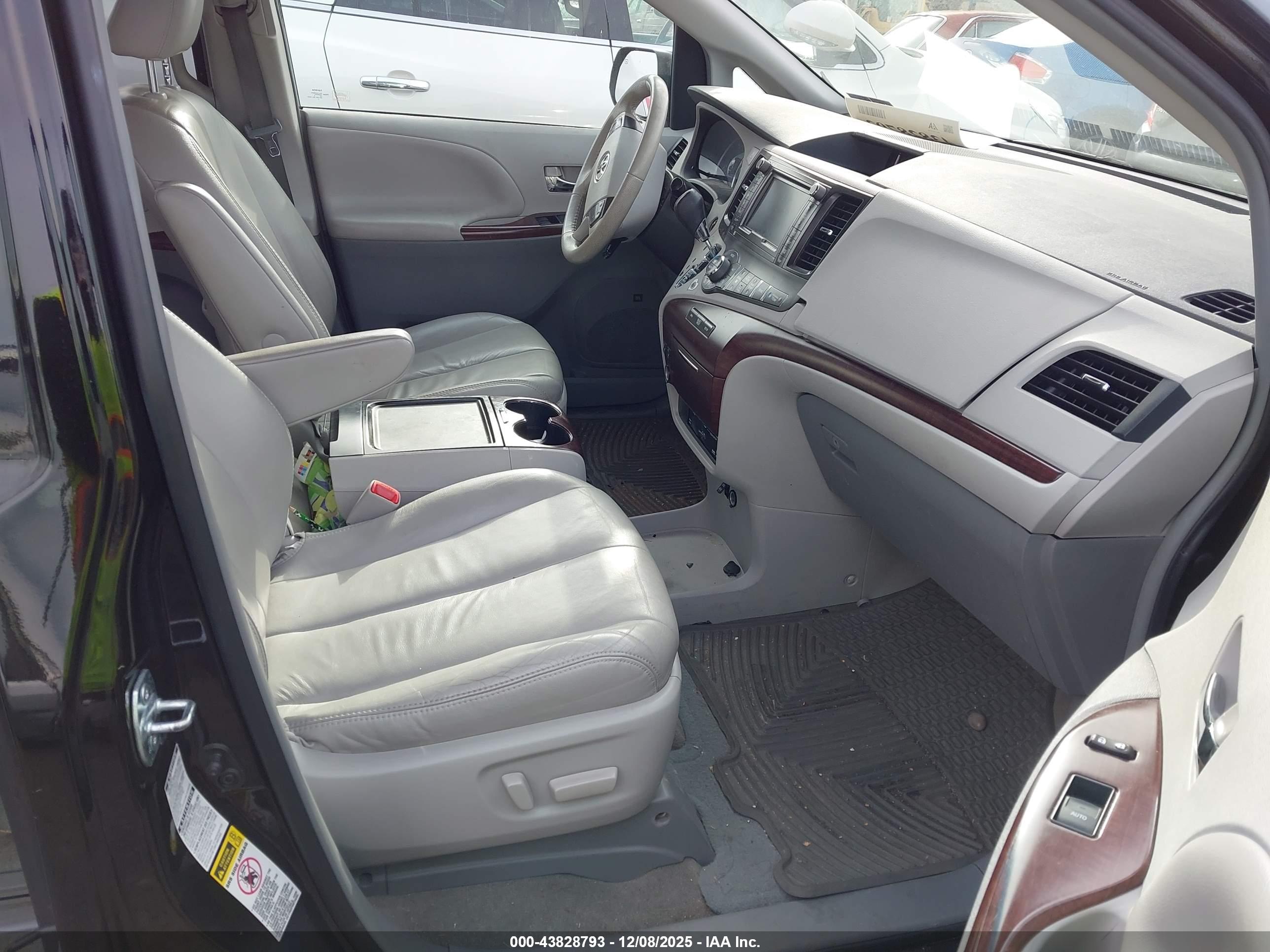 TOYOTA SIENNA image 5