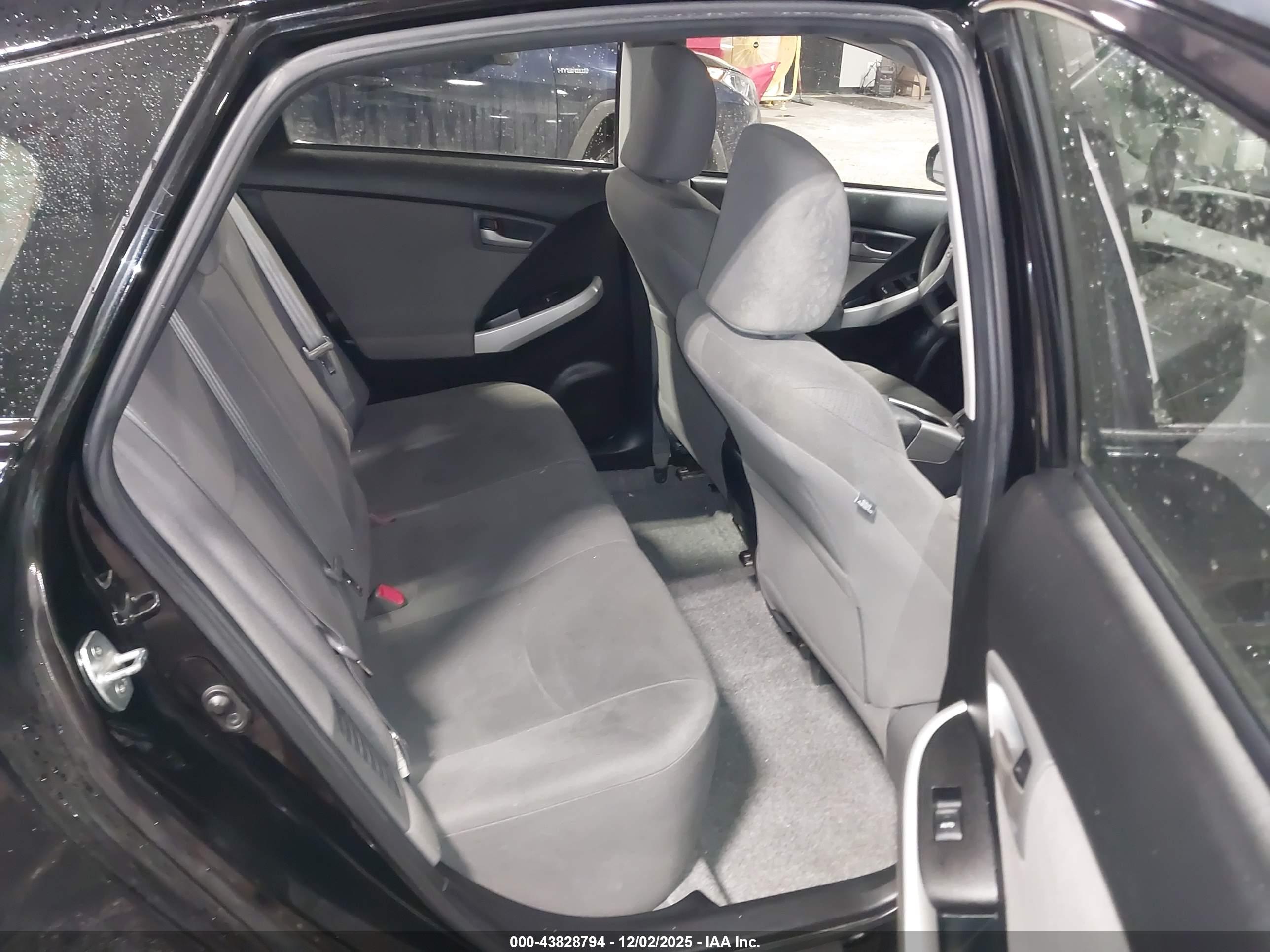 TOYOTA PRIUS image 8