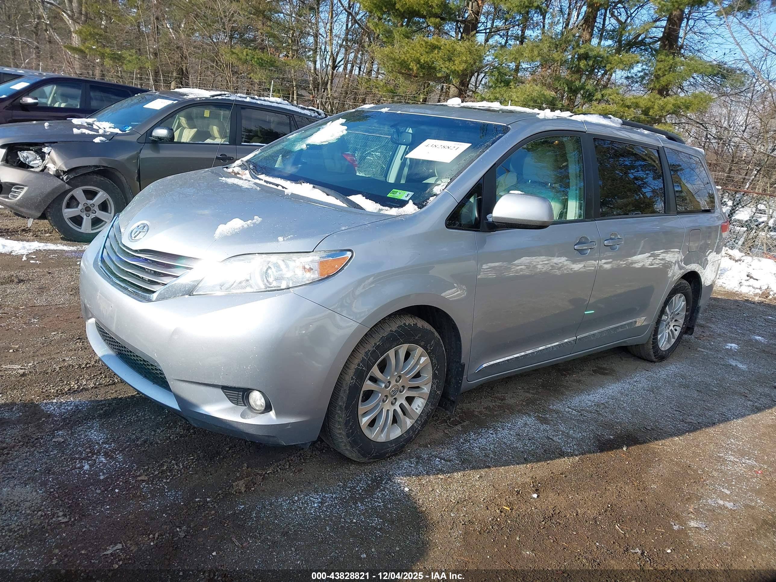 TOYOTA SIENNA image 2