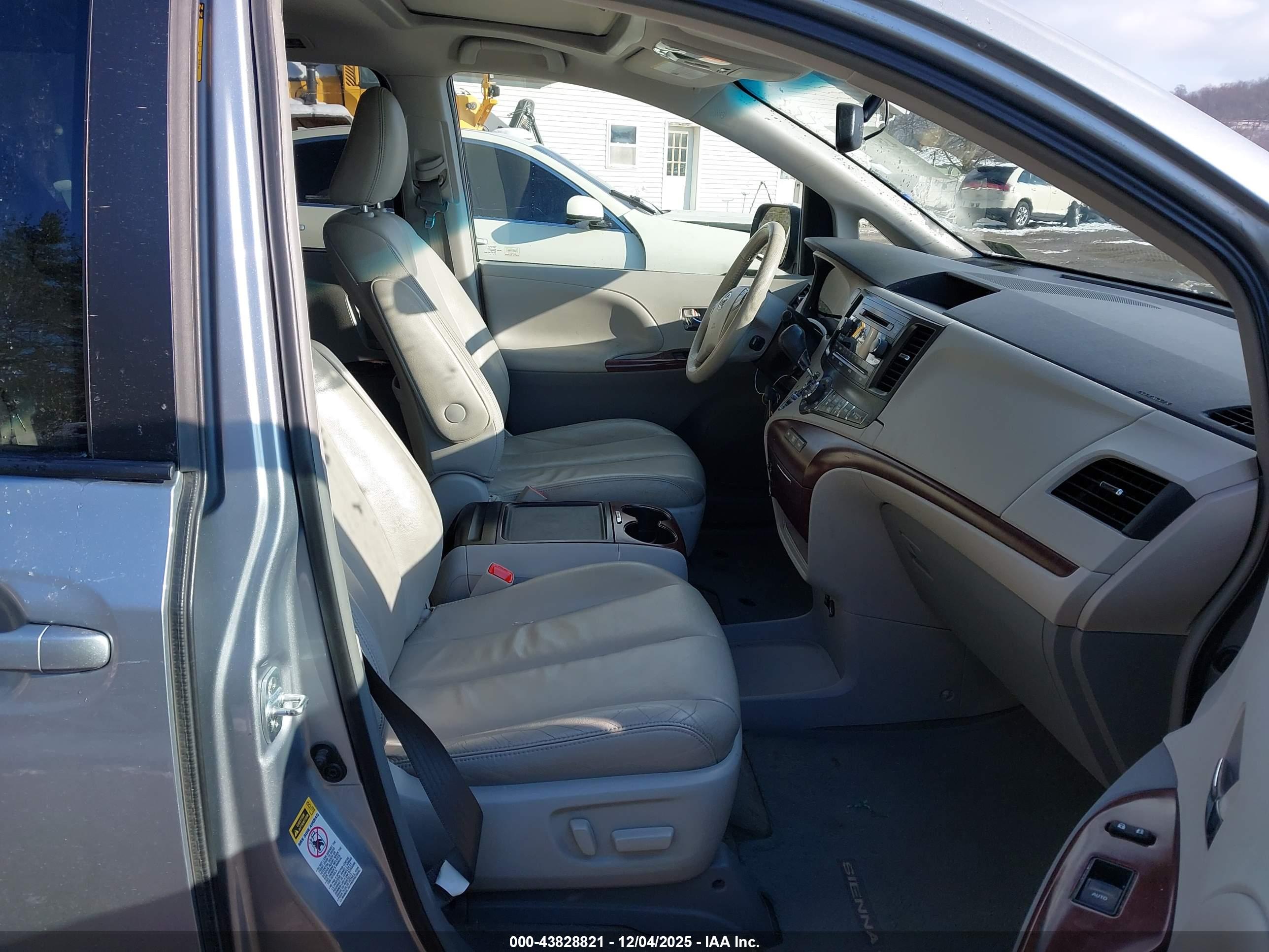 TOYOTA SIENNA image 5