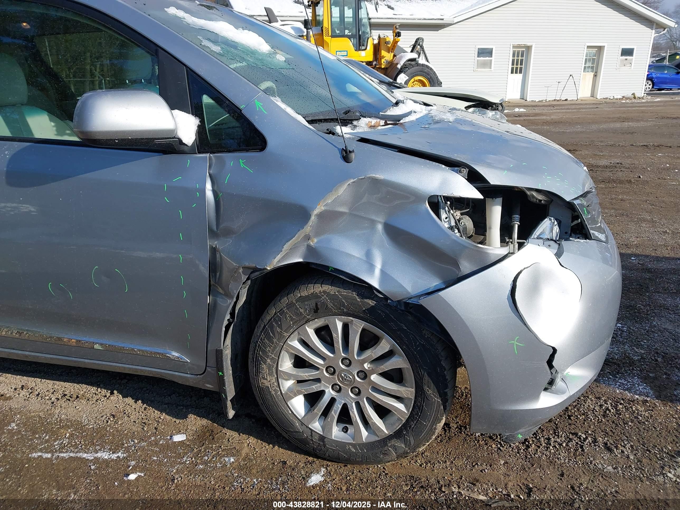 TOYOTA SIENNA image 6