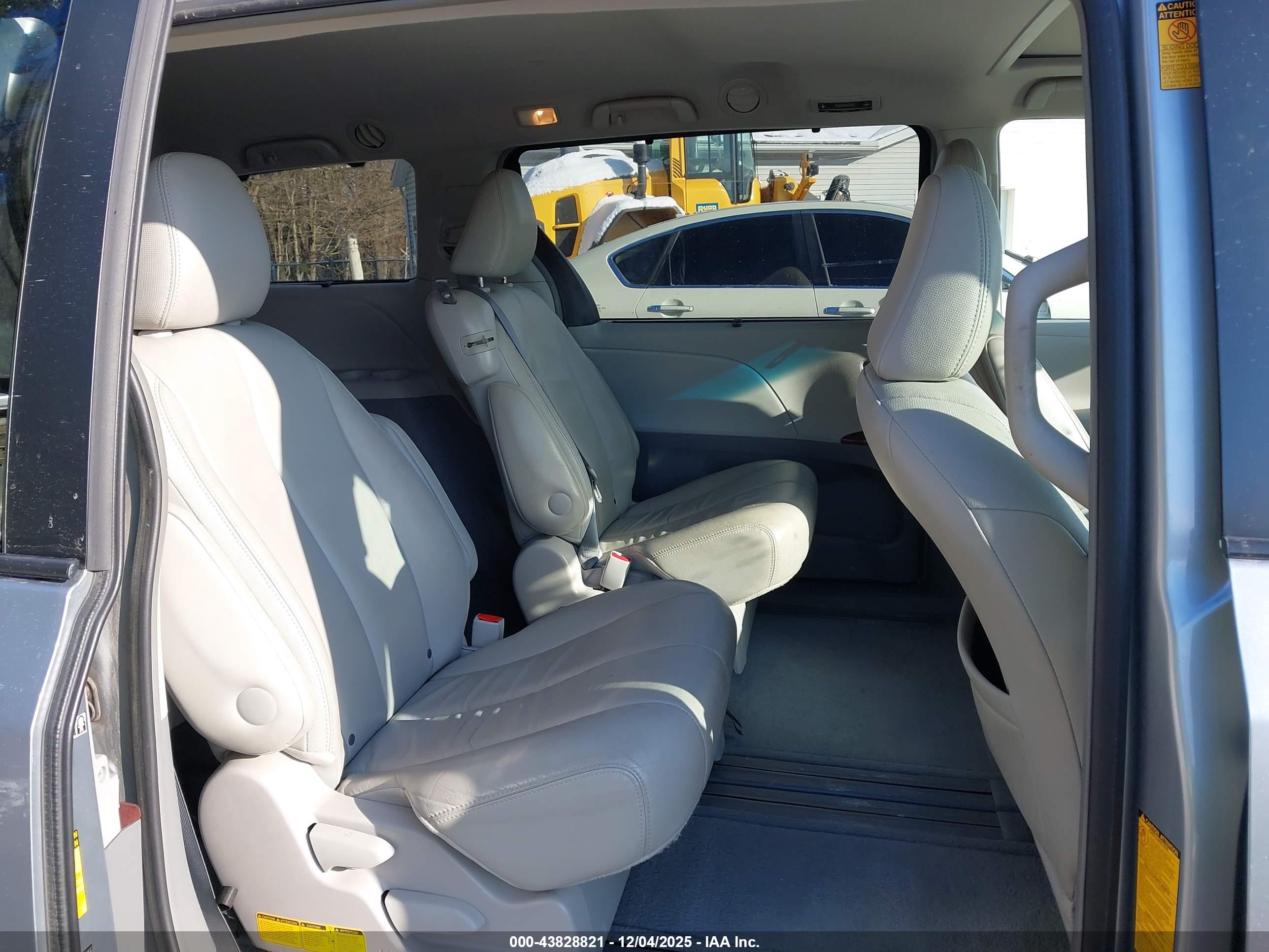 TOYOTA SIENNA image 8