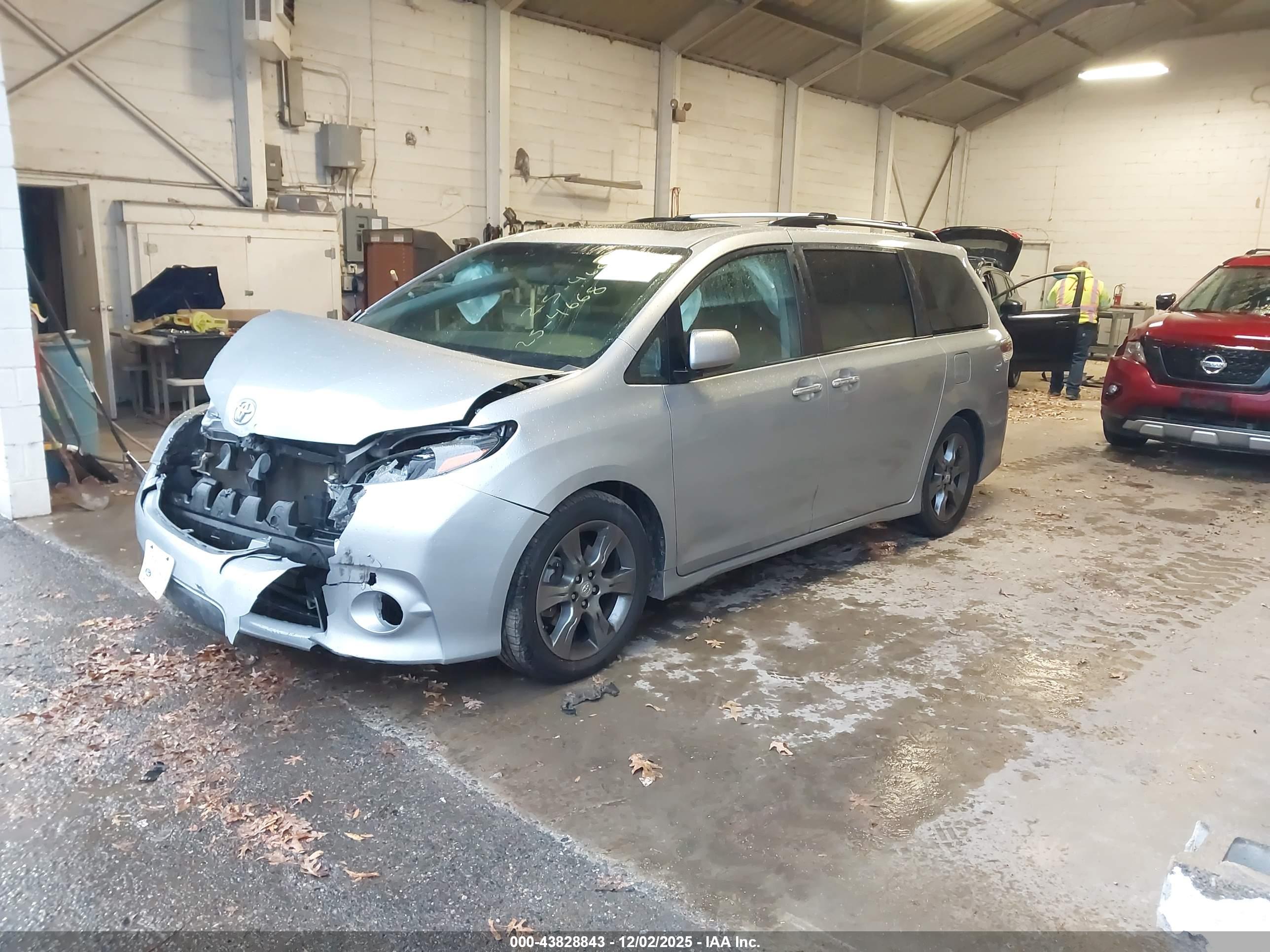 TOYOTA SIENNA image 2