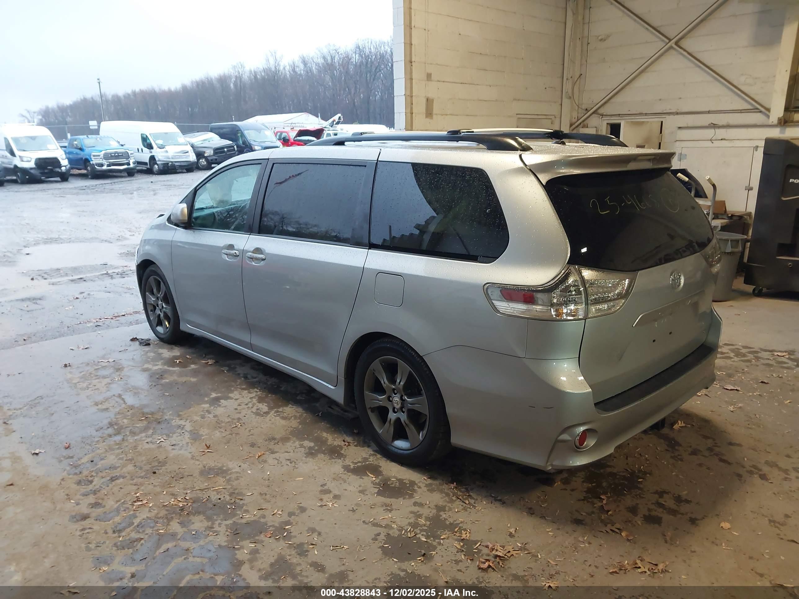 TOYOTA SIENNA image 3