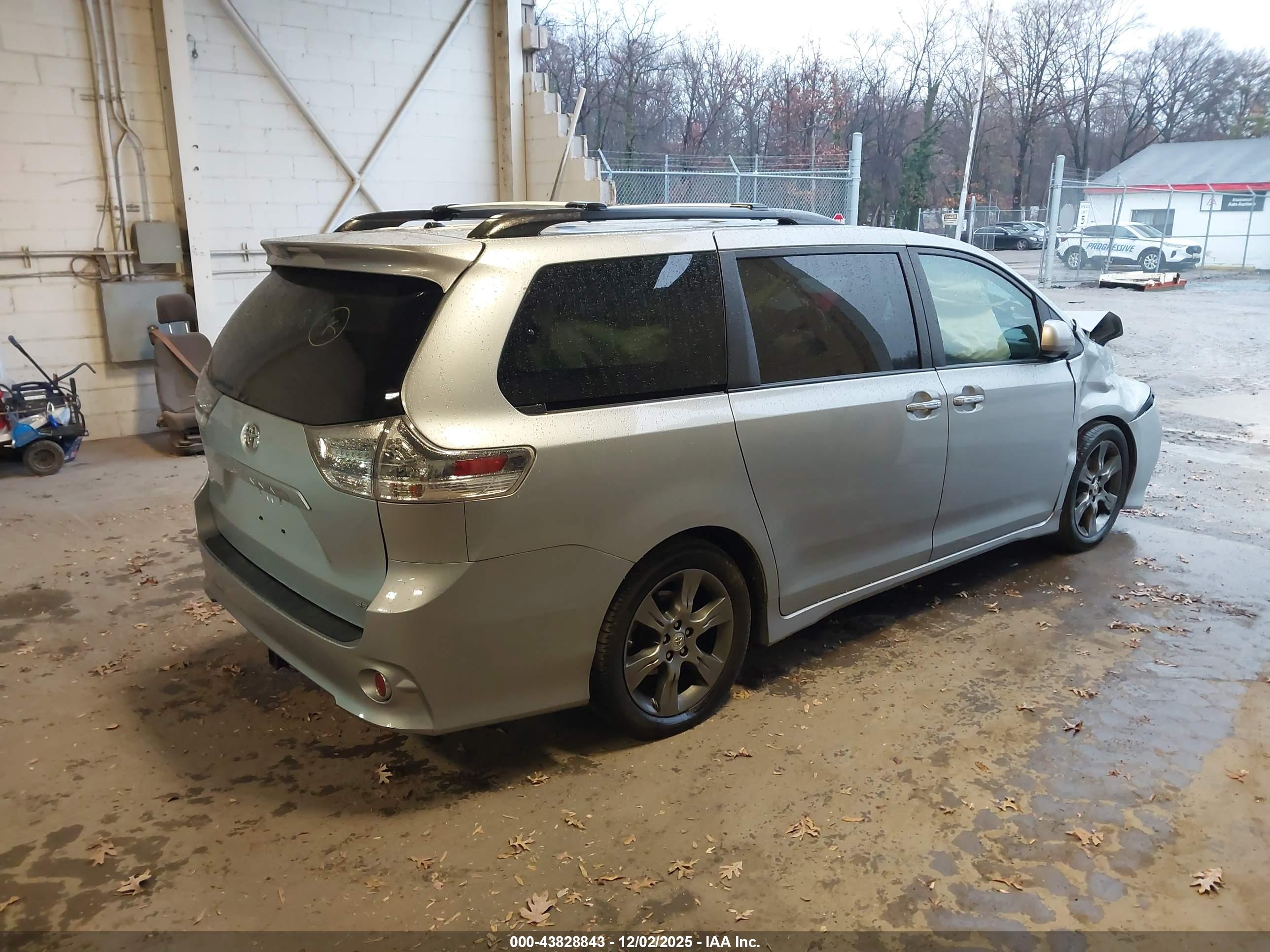 TOYOTA SIENNA image 4