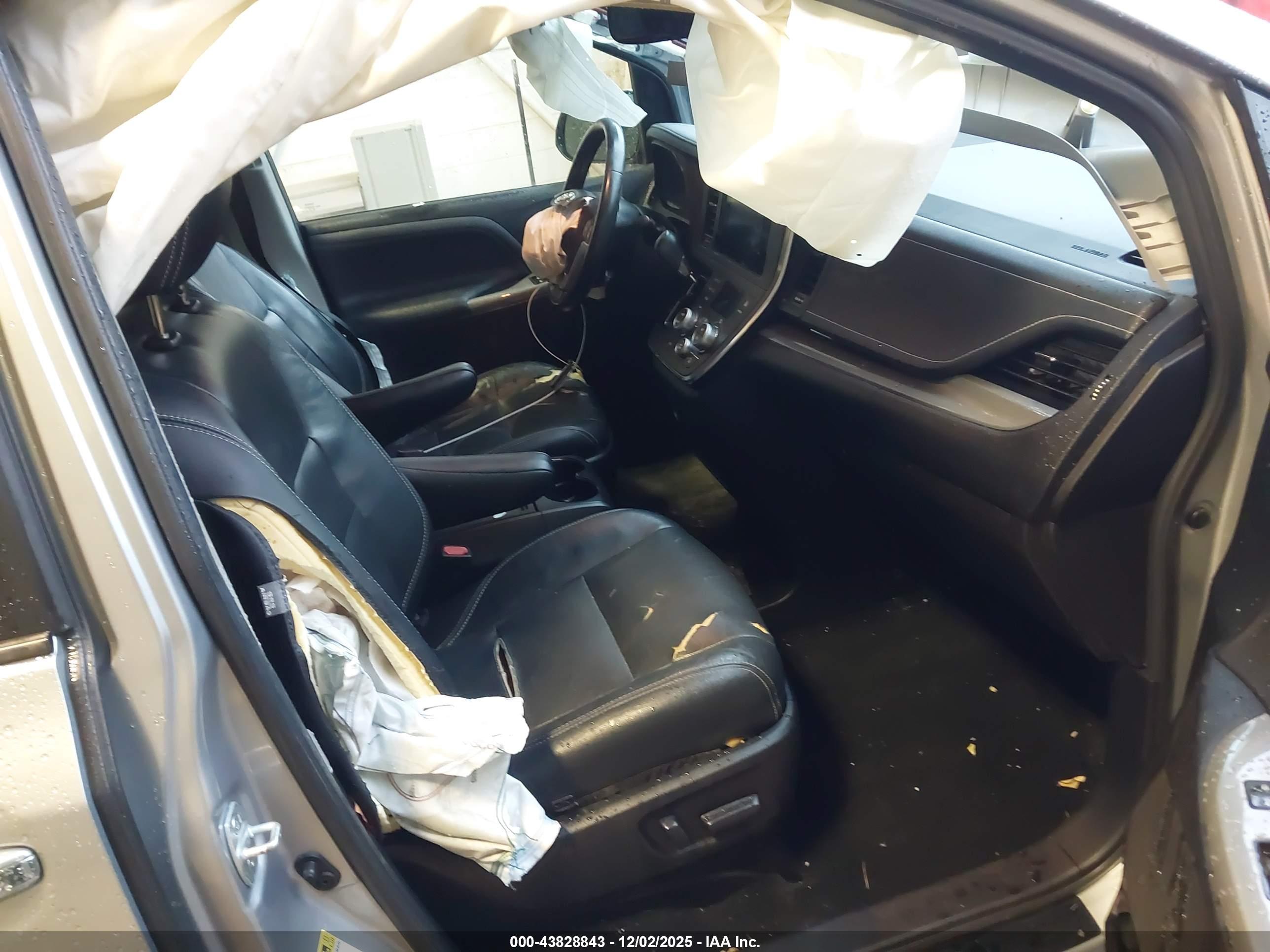 TOYOTA SIENNA image 5
