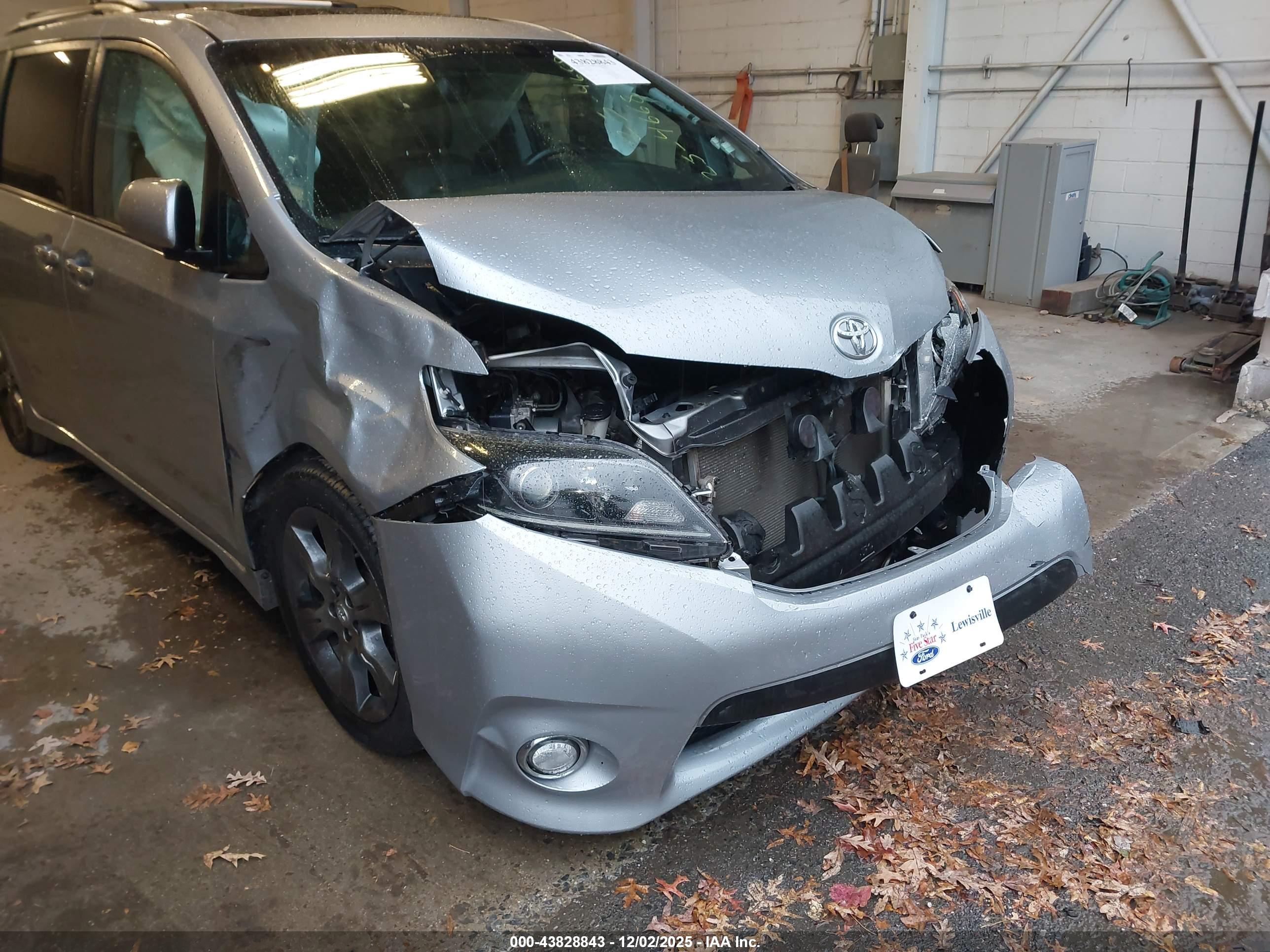 TOYOTA SIENNA image 6