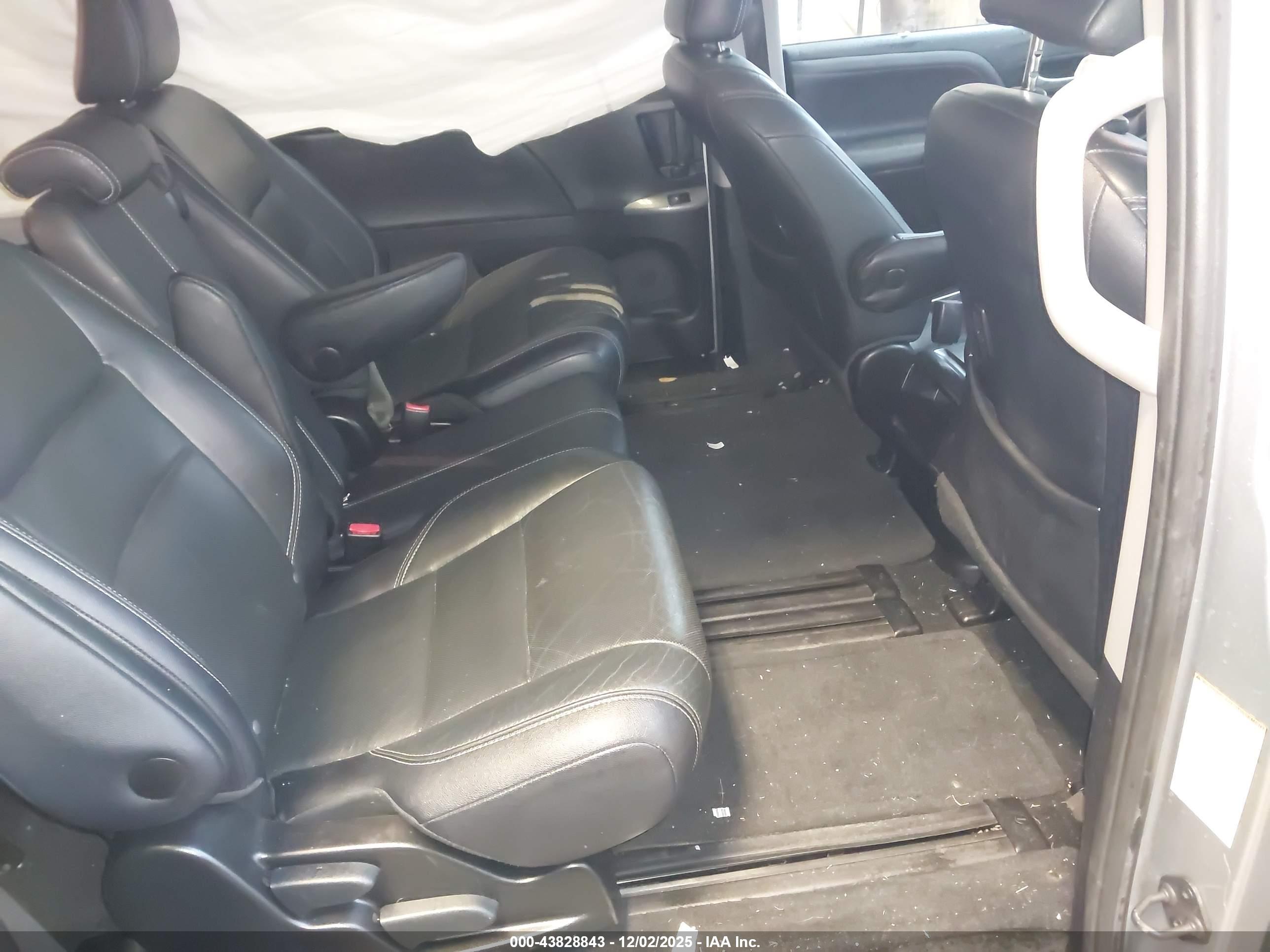 TOYOTA SIENNA image 8