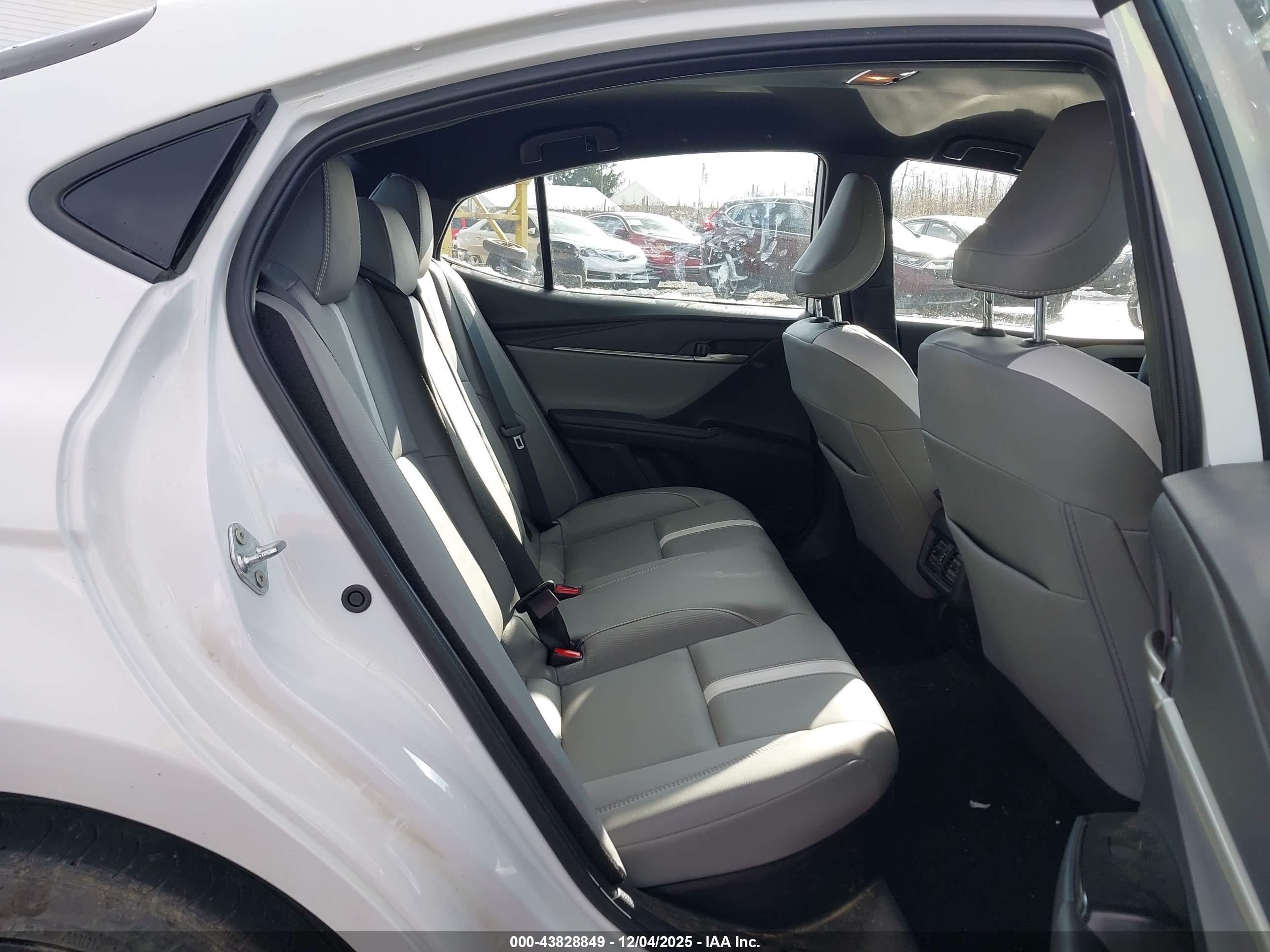 TOYOTA CAMRY image 8