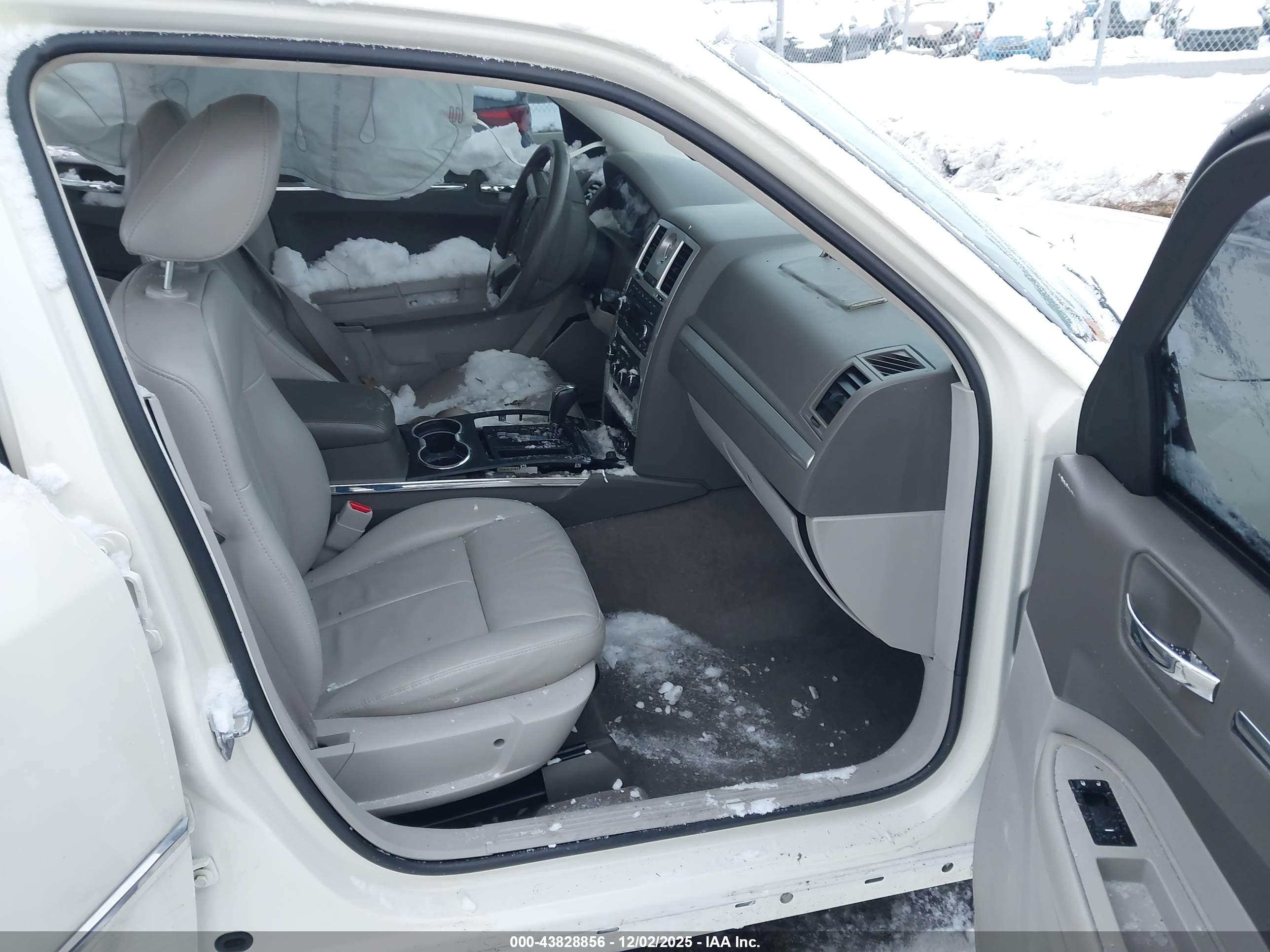 CHRYSLER 300 image 5