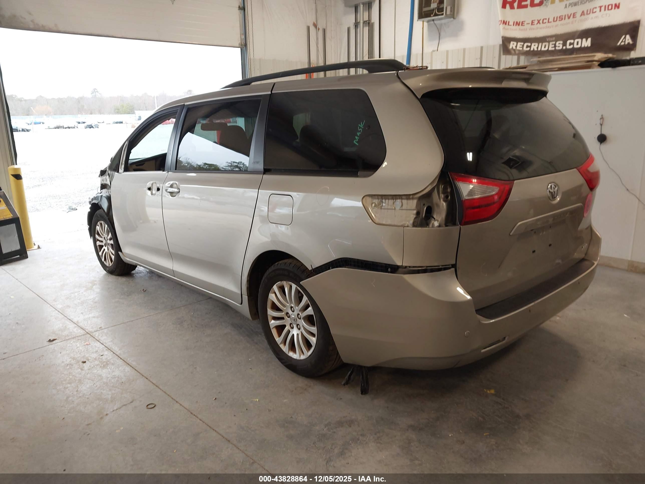 TOYOTA SIENNA image 3