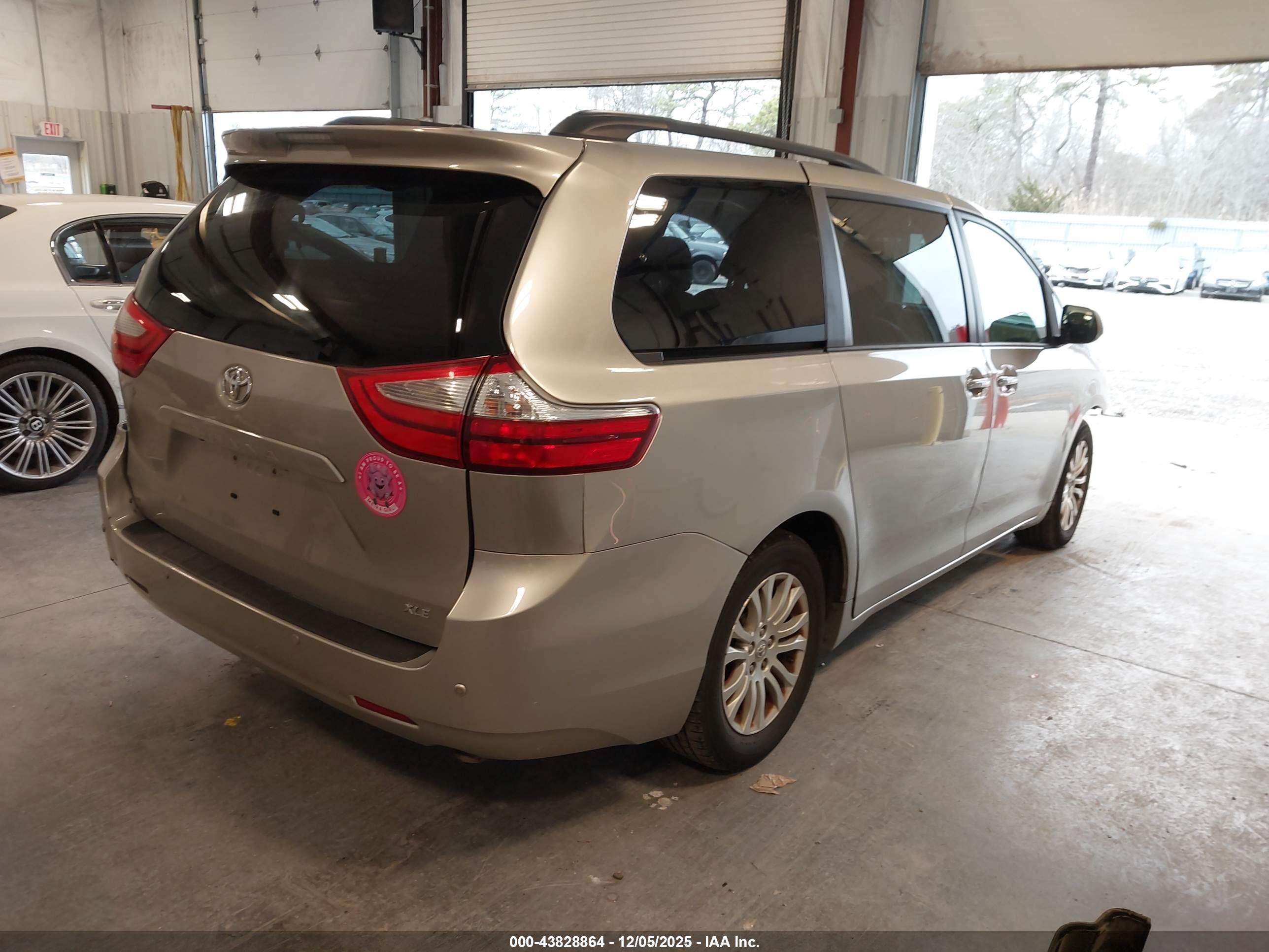 TOYOTA SIENNA image 4