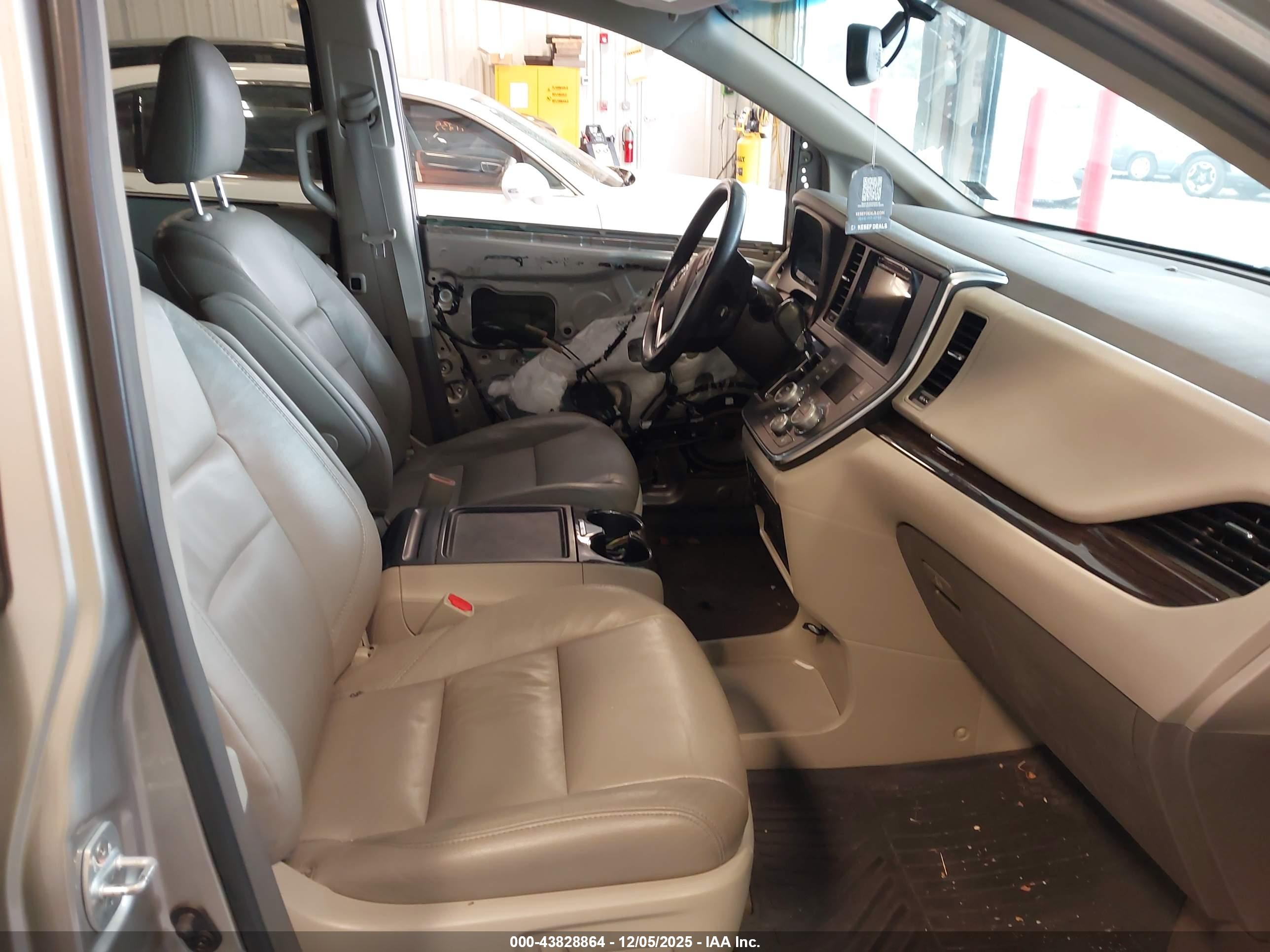 TOYOTA SIENNA image 5