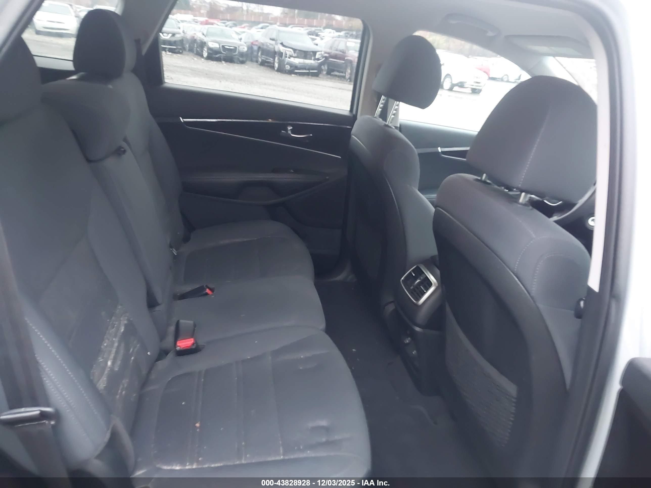 KIA SORENTO image 8
