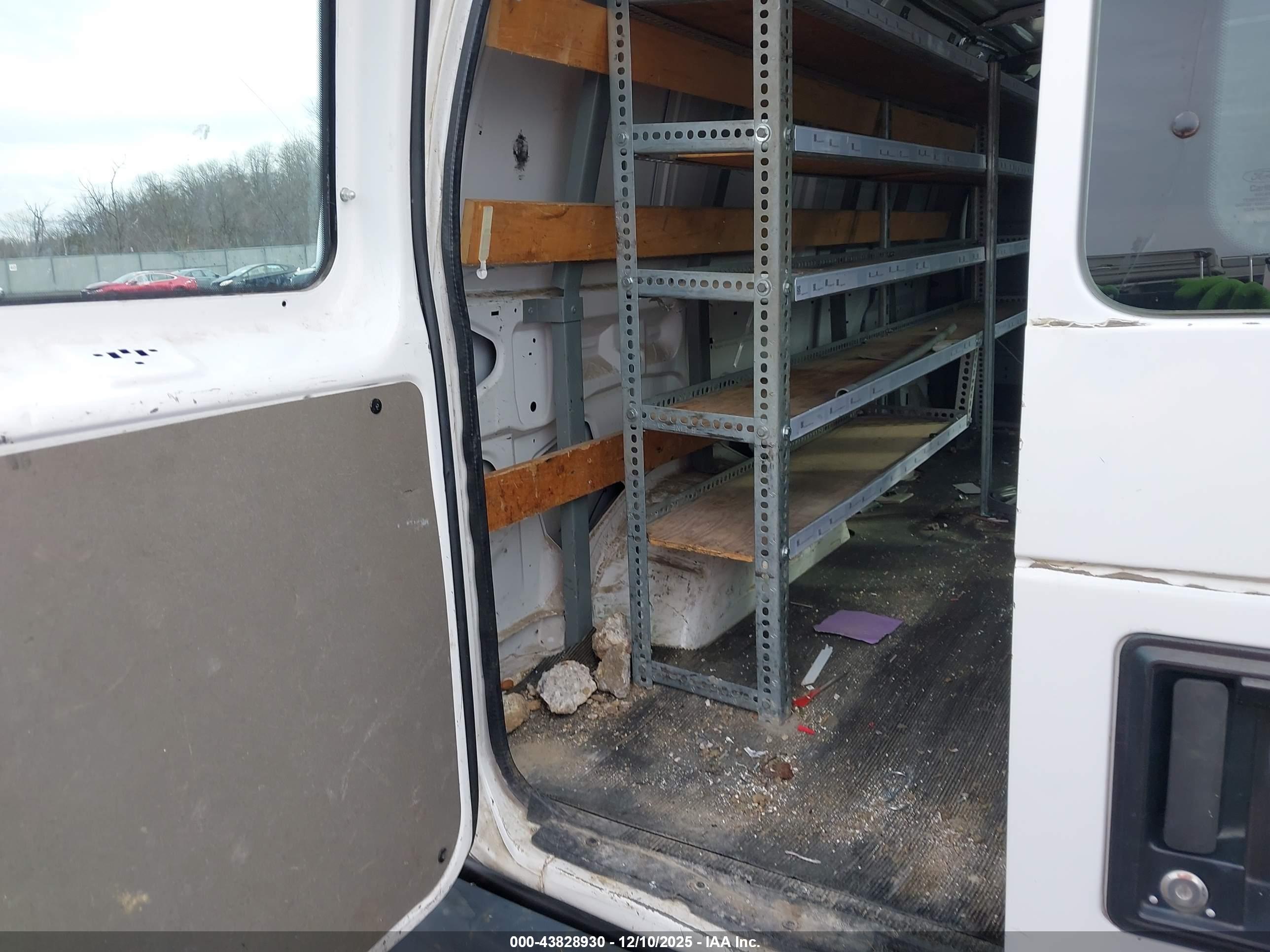 FORD E-250 image 8