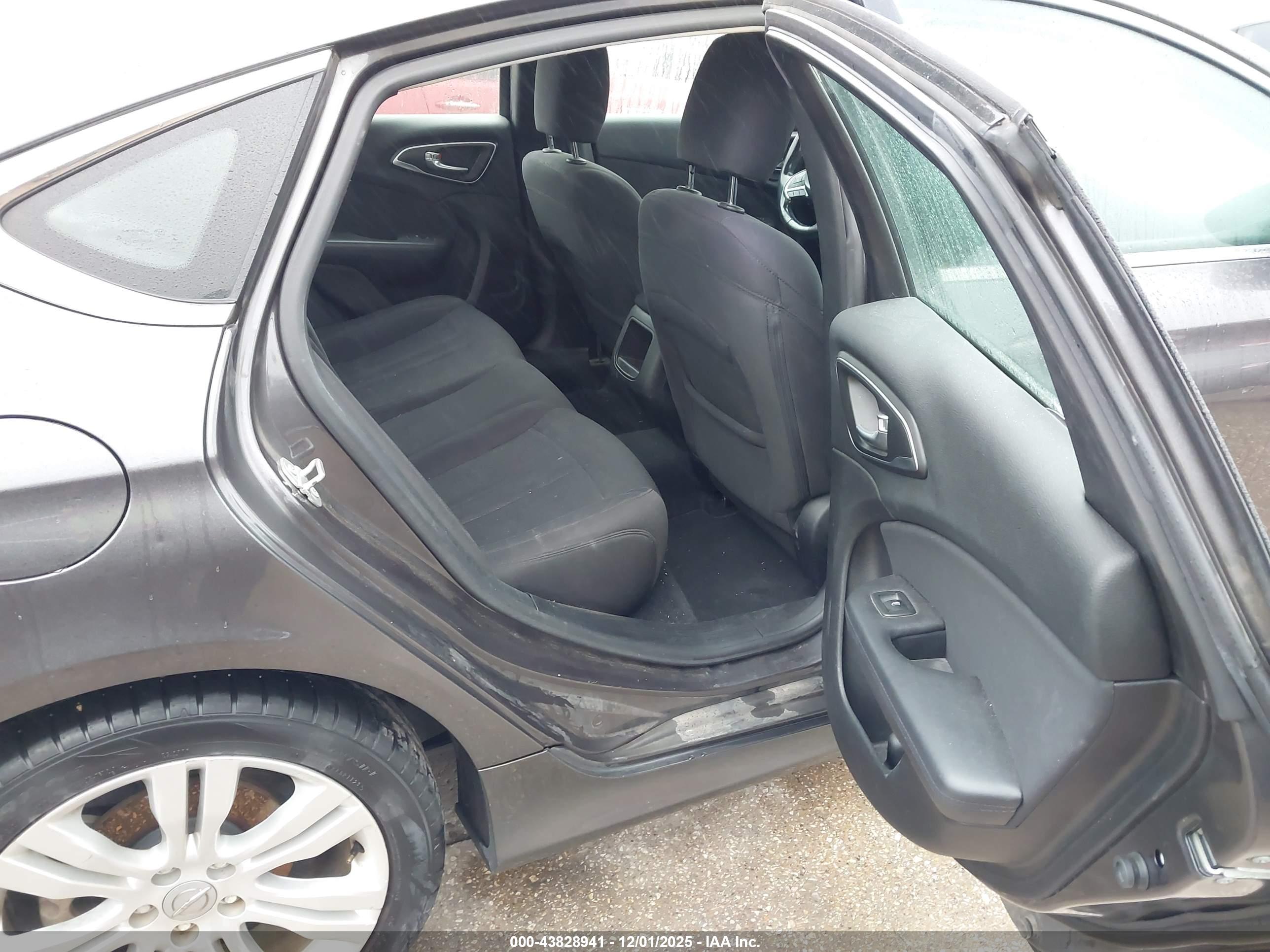 CHRYSLER 200 image 8