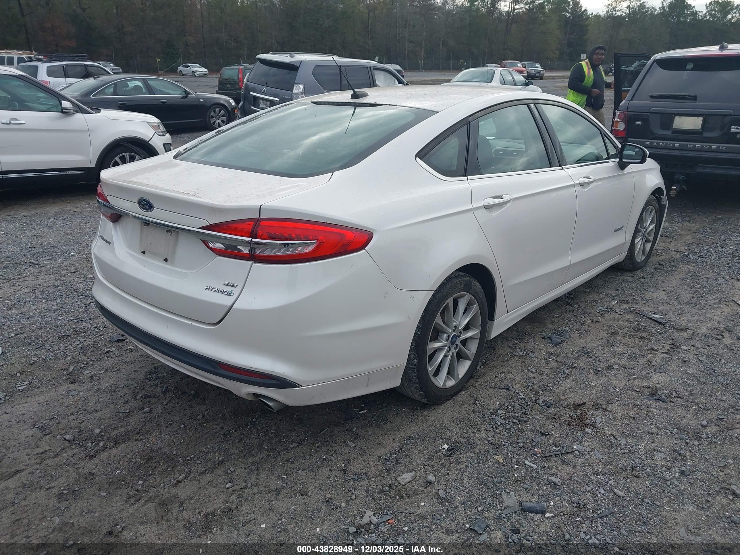 FORD FUSION image 4