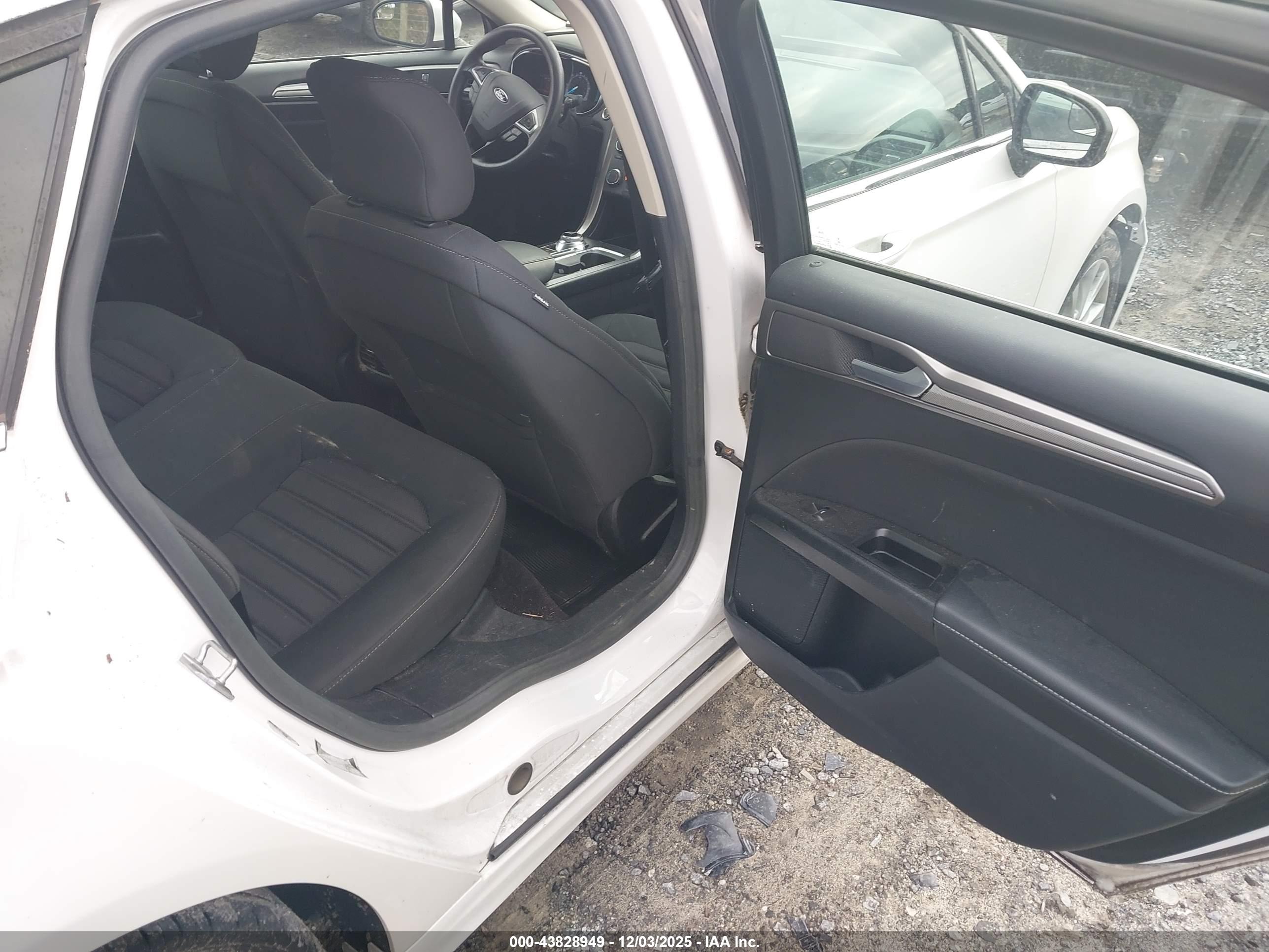 FORD FUSION image 8