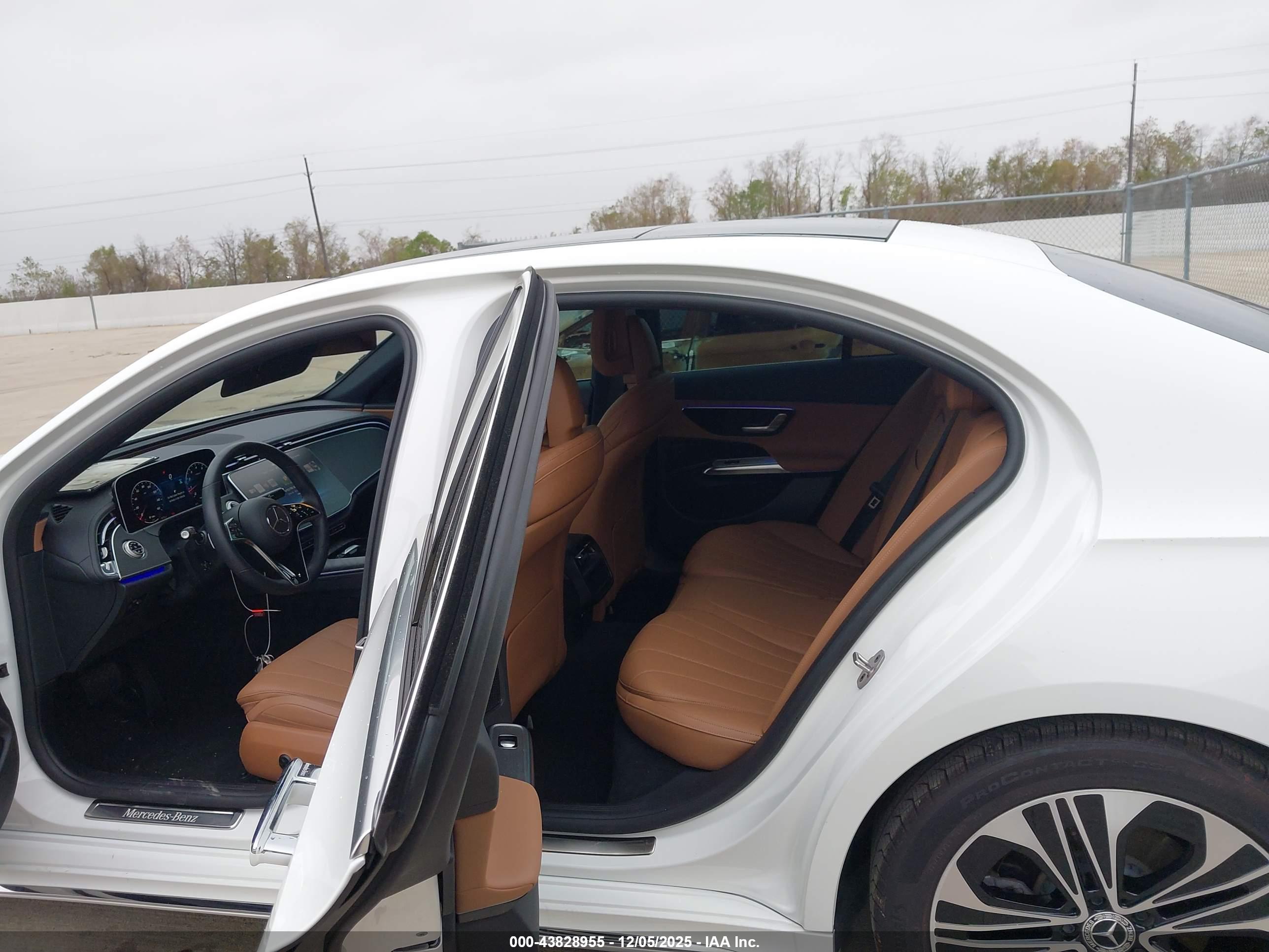 MERCEDES-BENZ E image 8