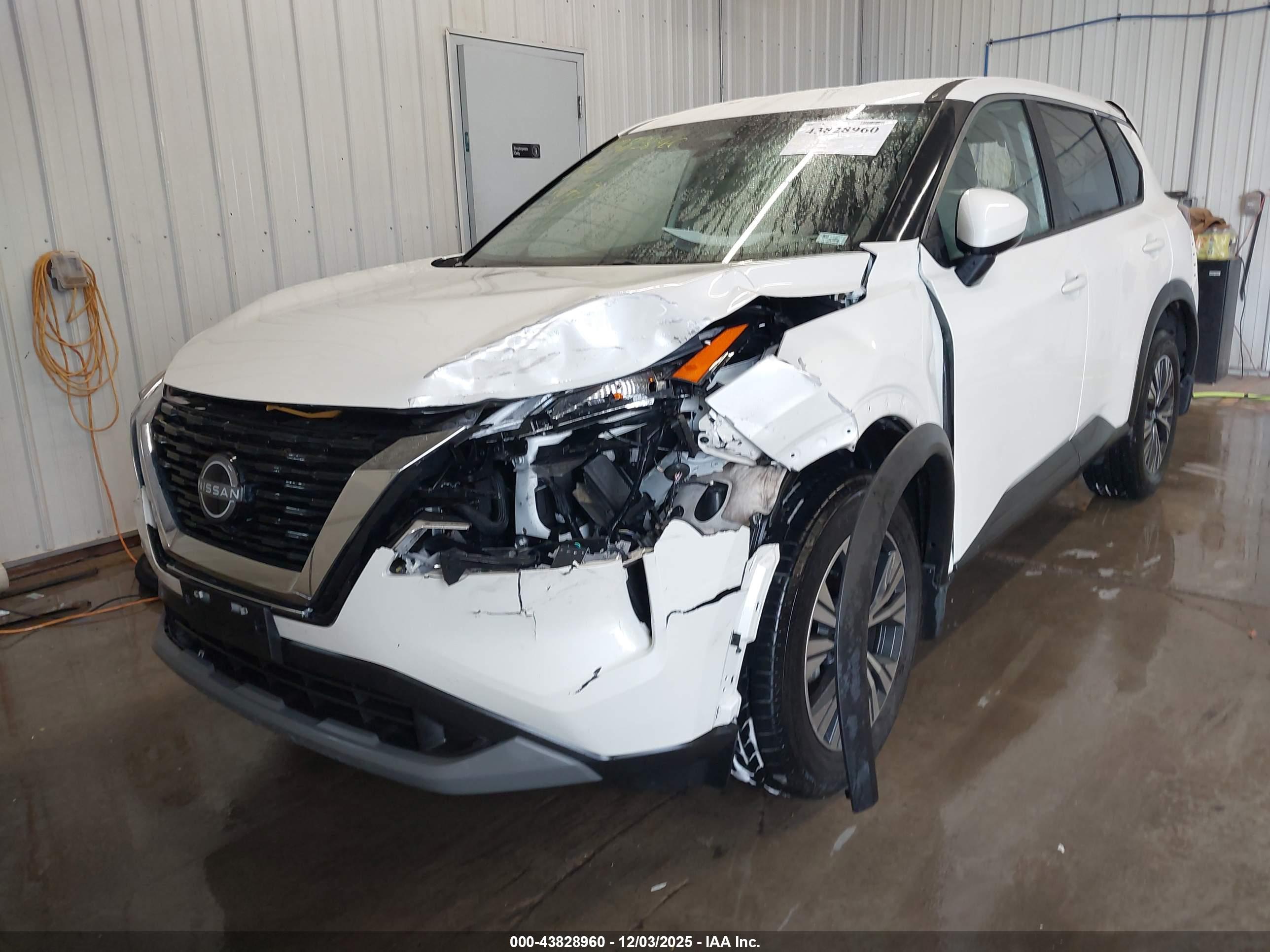 NISSAN ROGUE image 2
