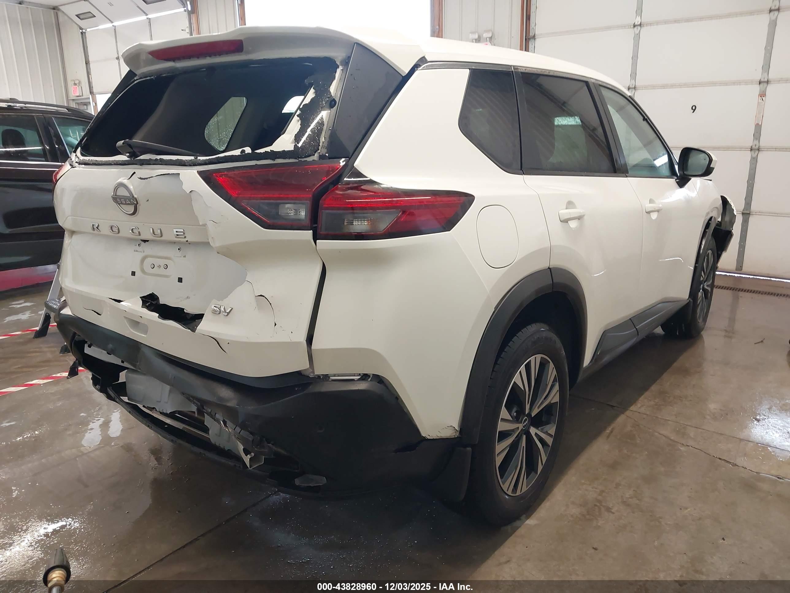 NISSAN ROGUE image 4