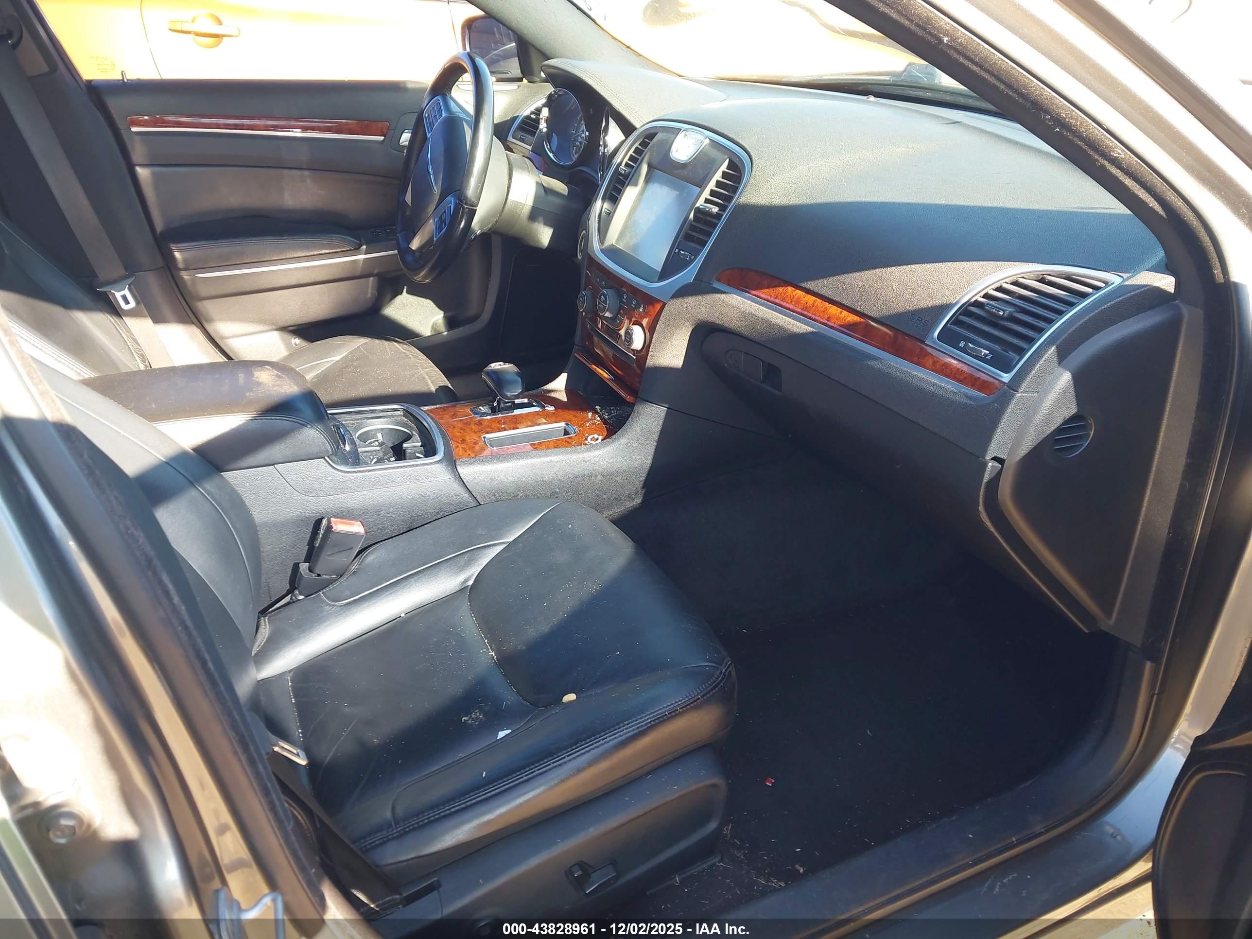 CHRYSLER 300 image 5
