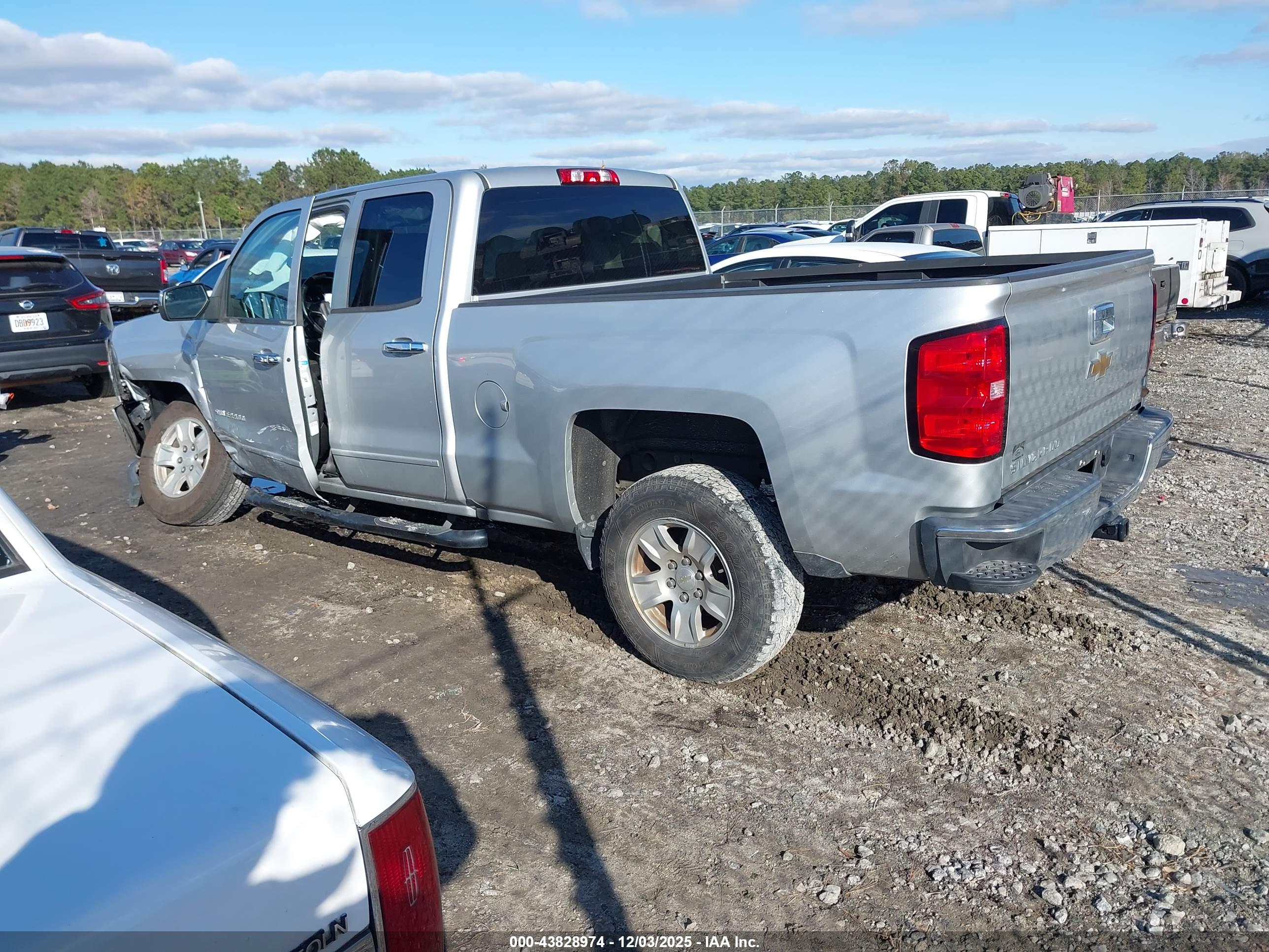 CHEVROLET SILVERADO image 3