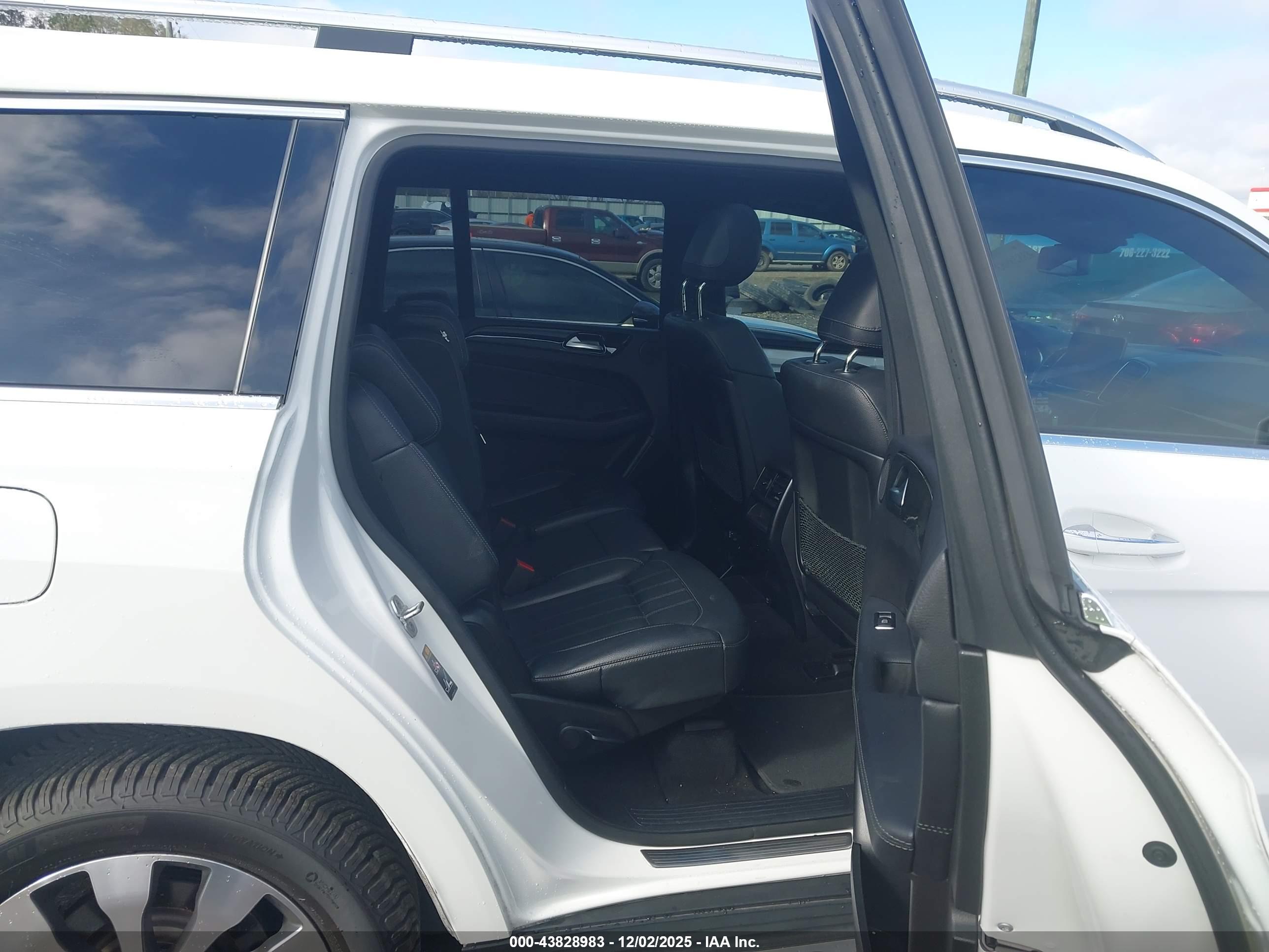 MERCEDES-BENZ GLS image 8