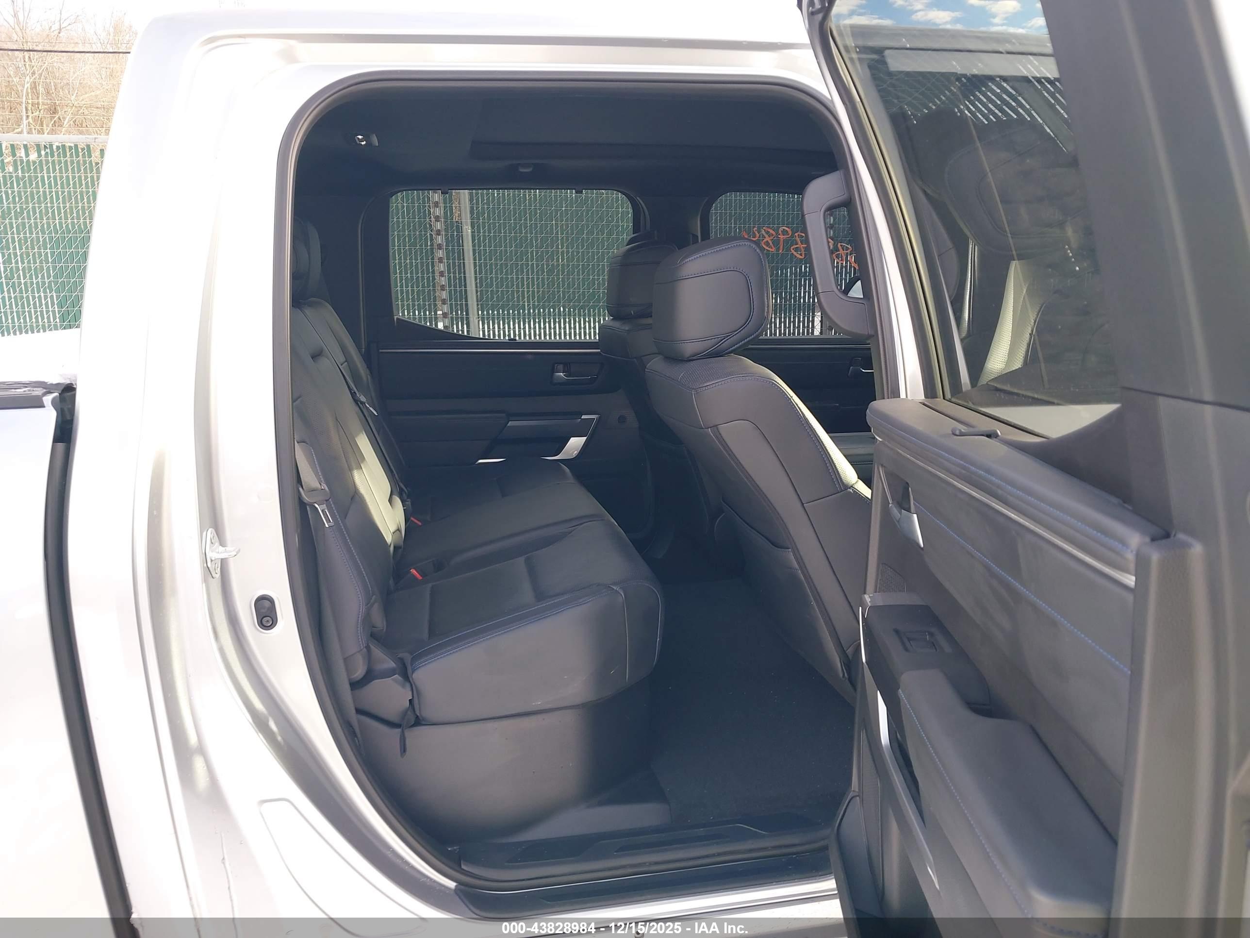 TOYOTA TUNDRA image 8
