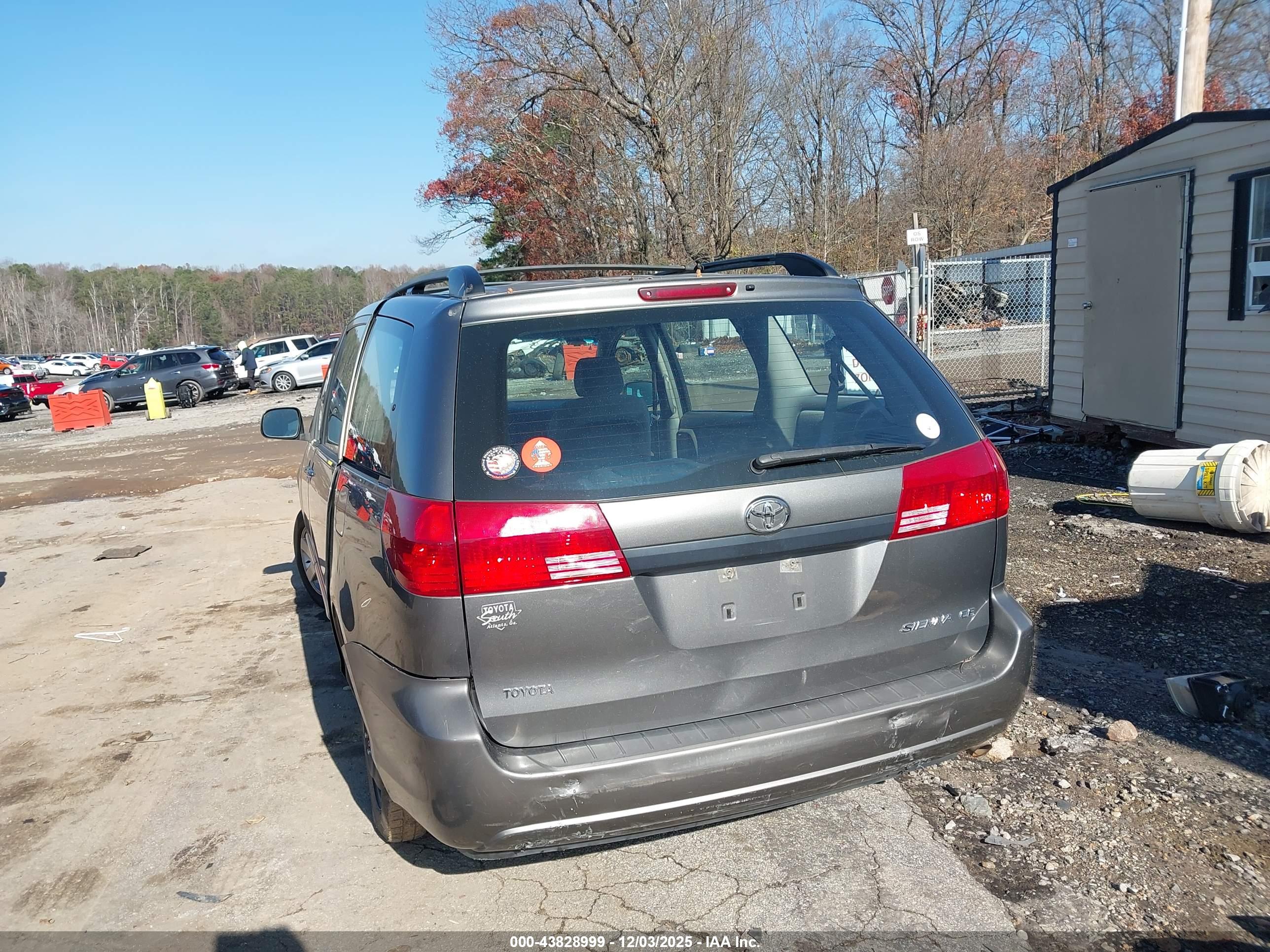 TOYOTA SIENNA image 3