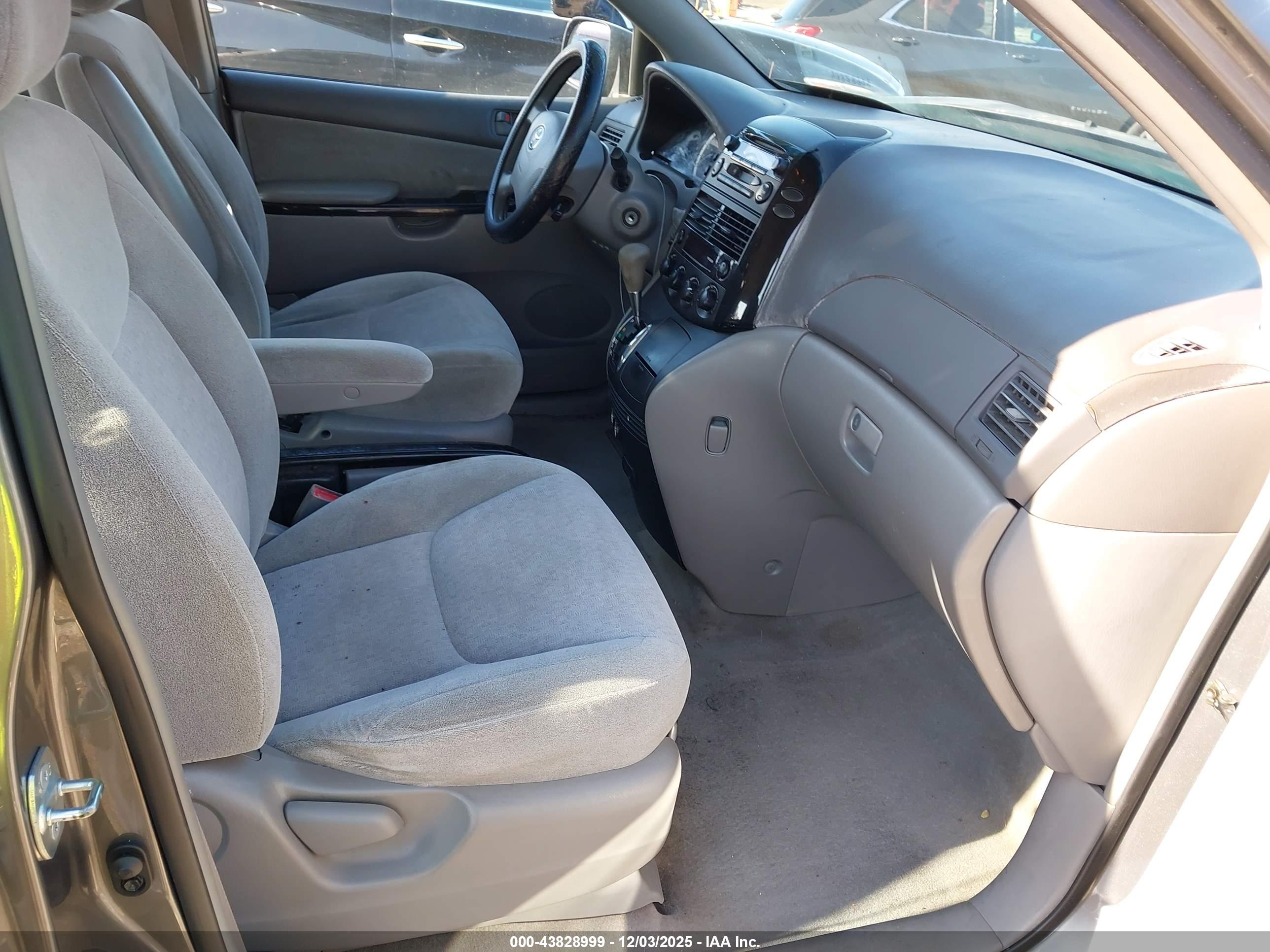 TOYOTA SIENNA image 5