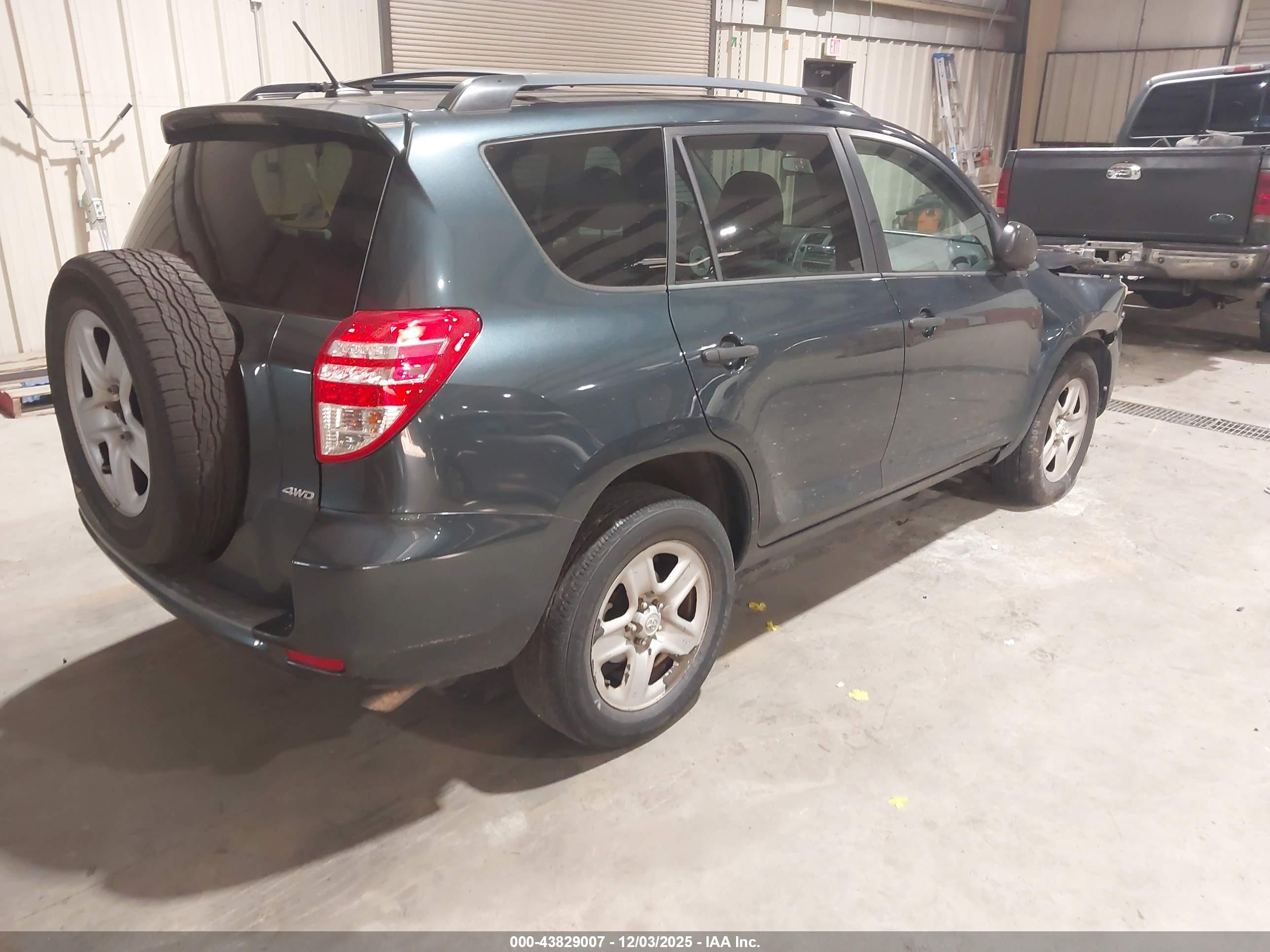 TOYOTA RAV4 image 4