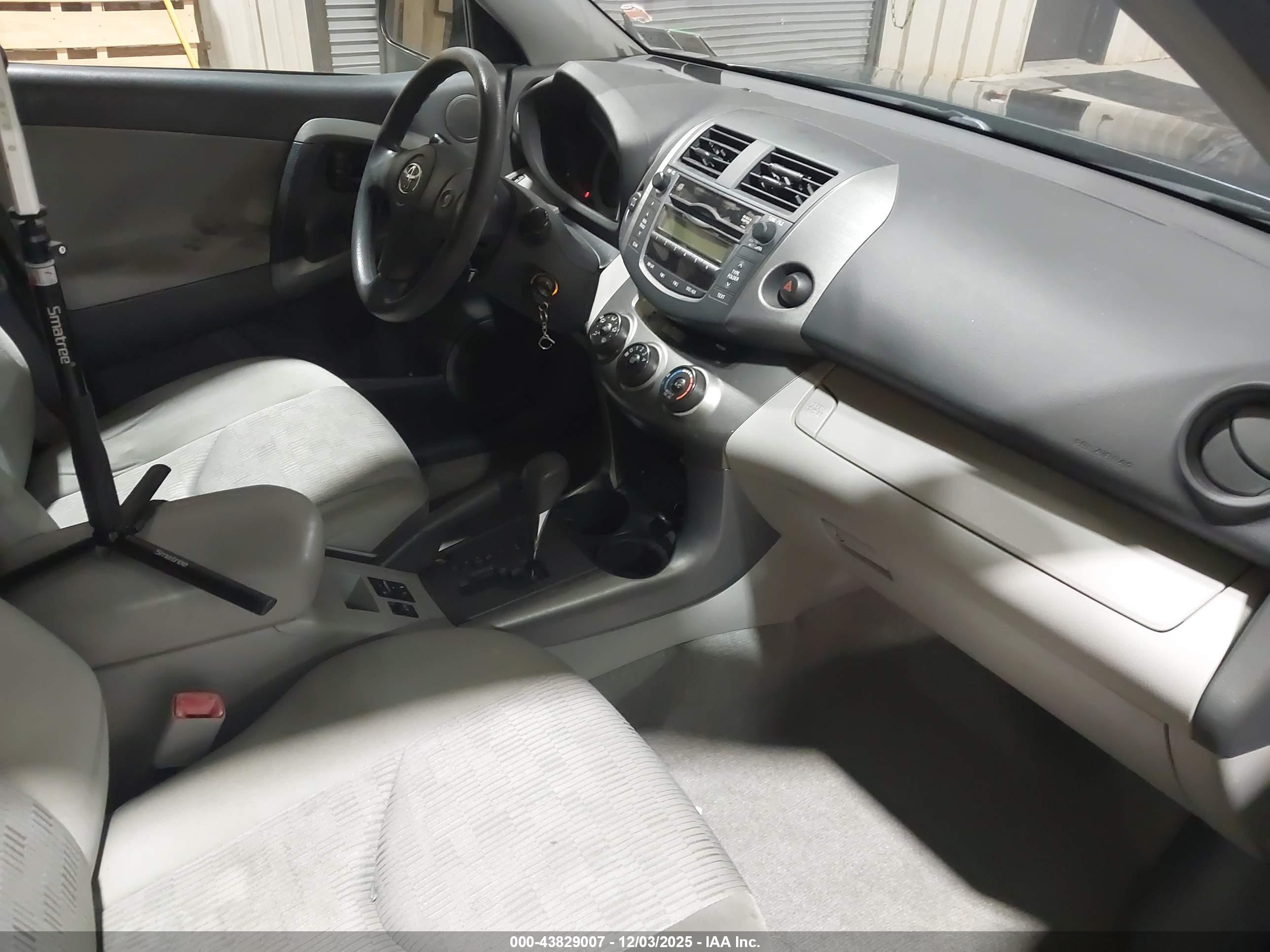 TOYOTA RAV4 image 5