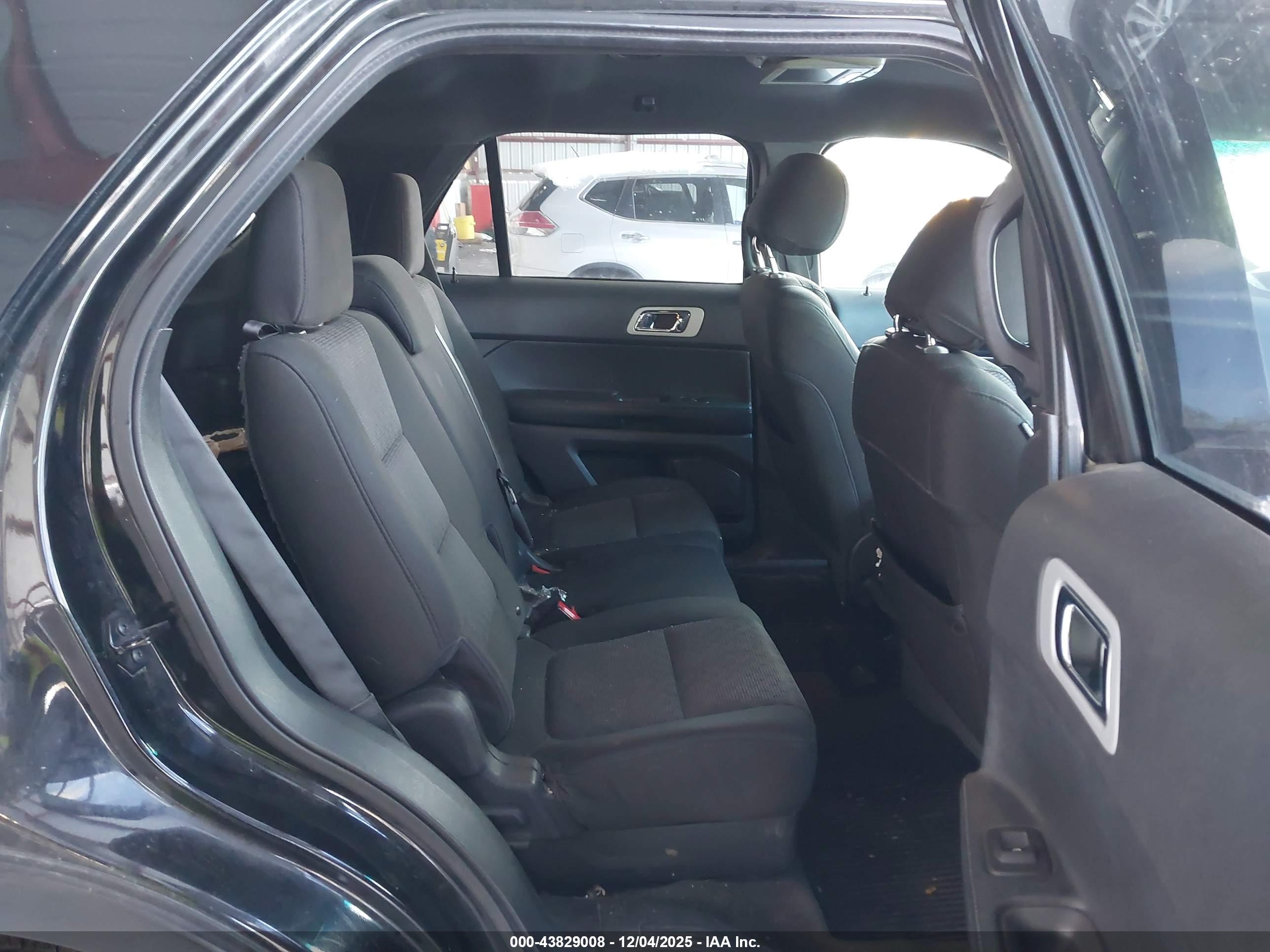 FORD EXPLORER image 8