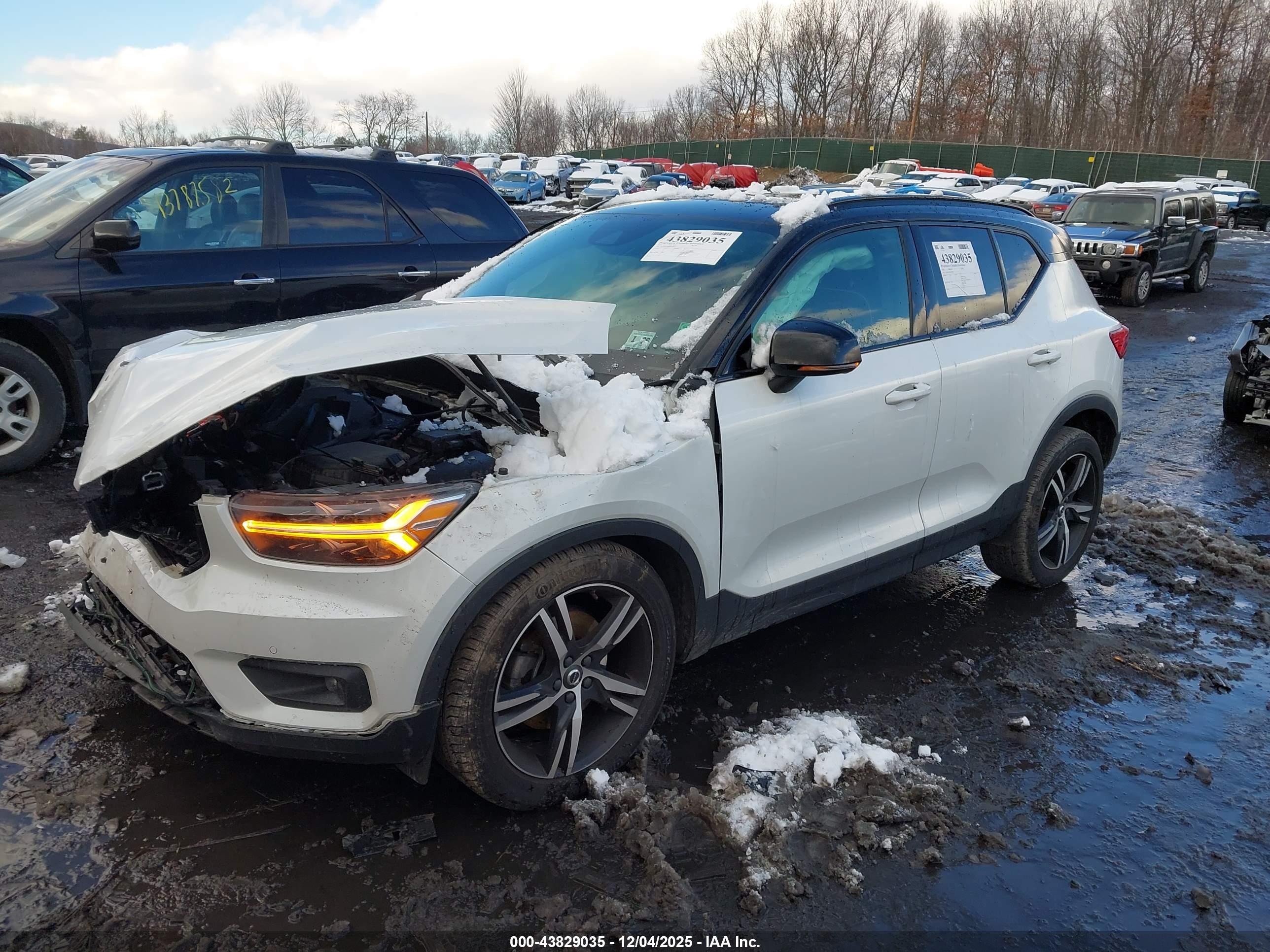 VOLVO XC40 image 2