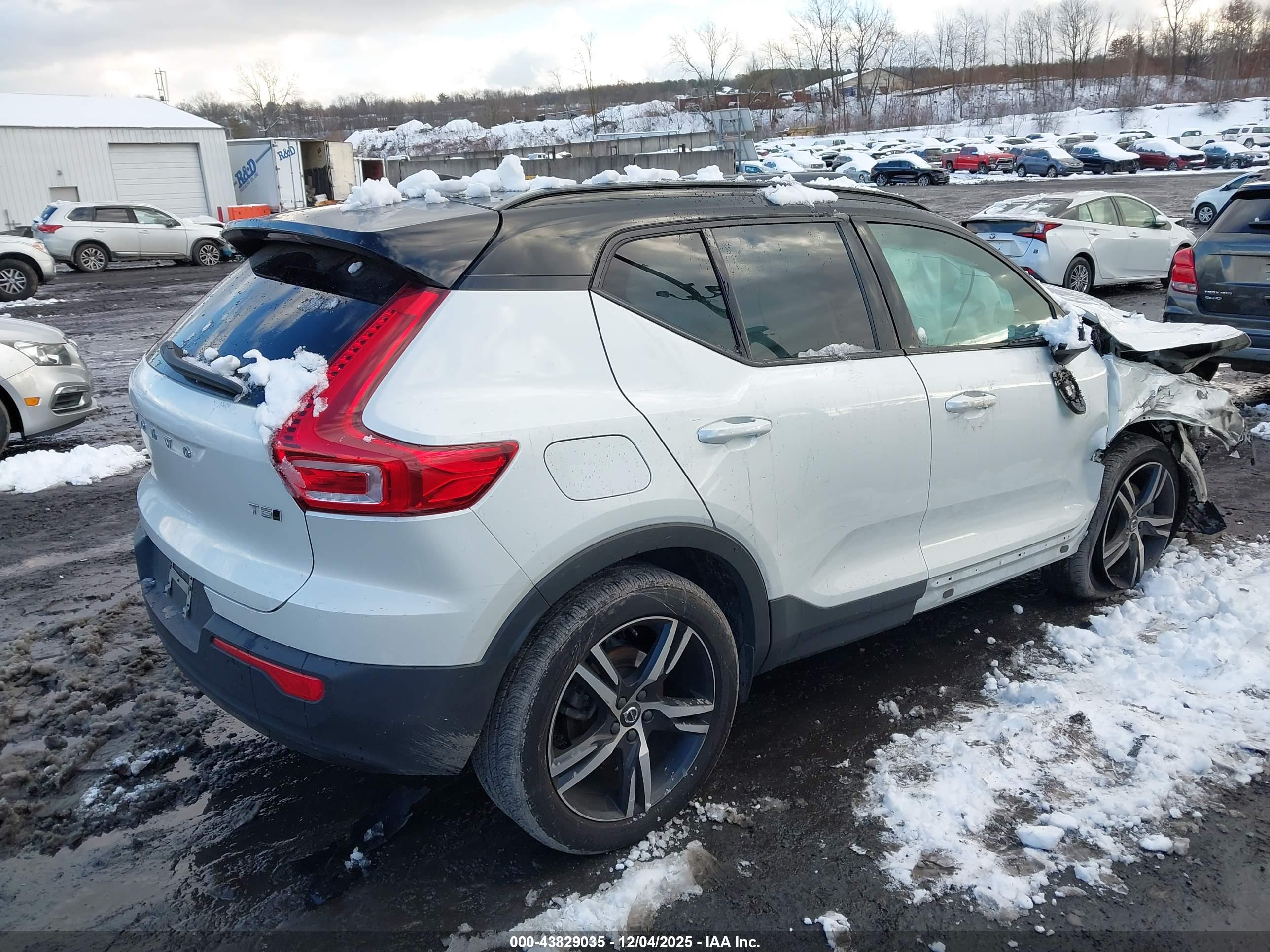 VOLVO XC40 image 4